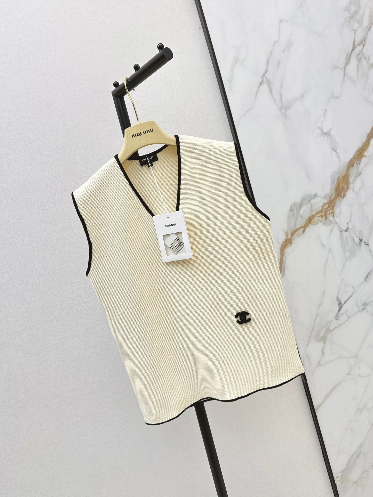 26SS NEW Contrast color trim V-neck knitted vest