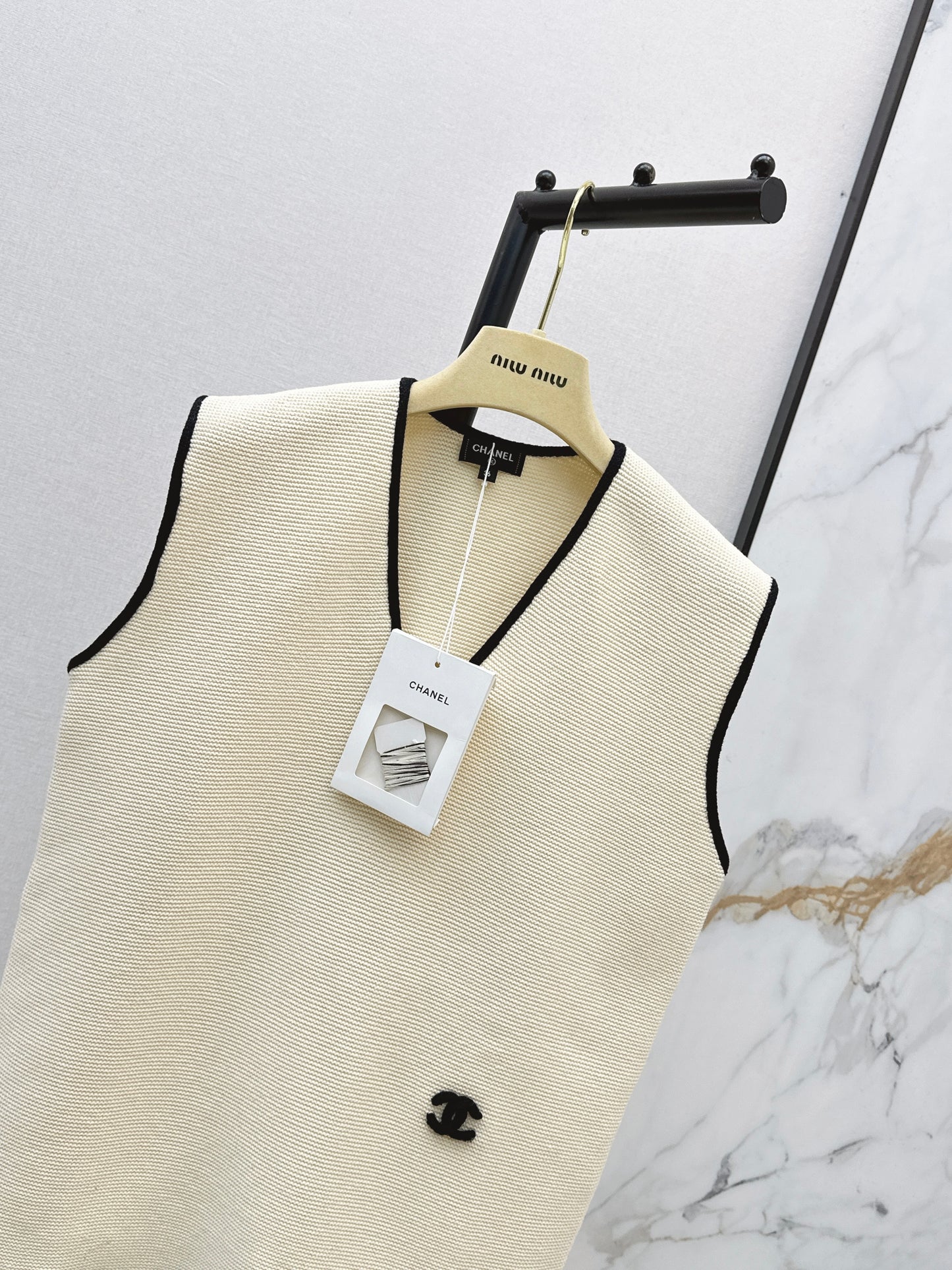 26SS NEW Contrast color trim V-neck knitted vest