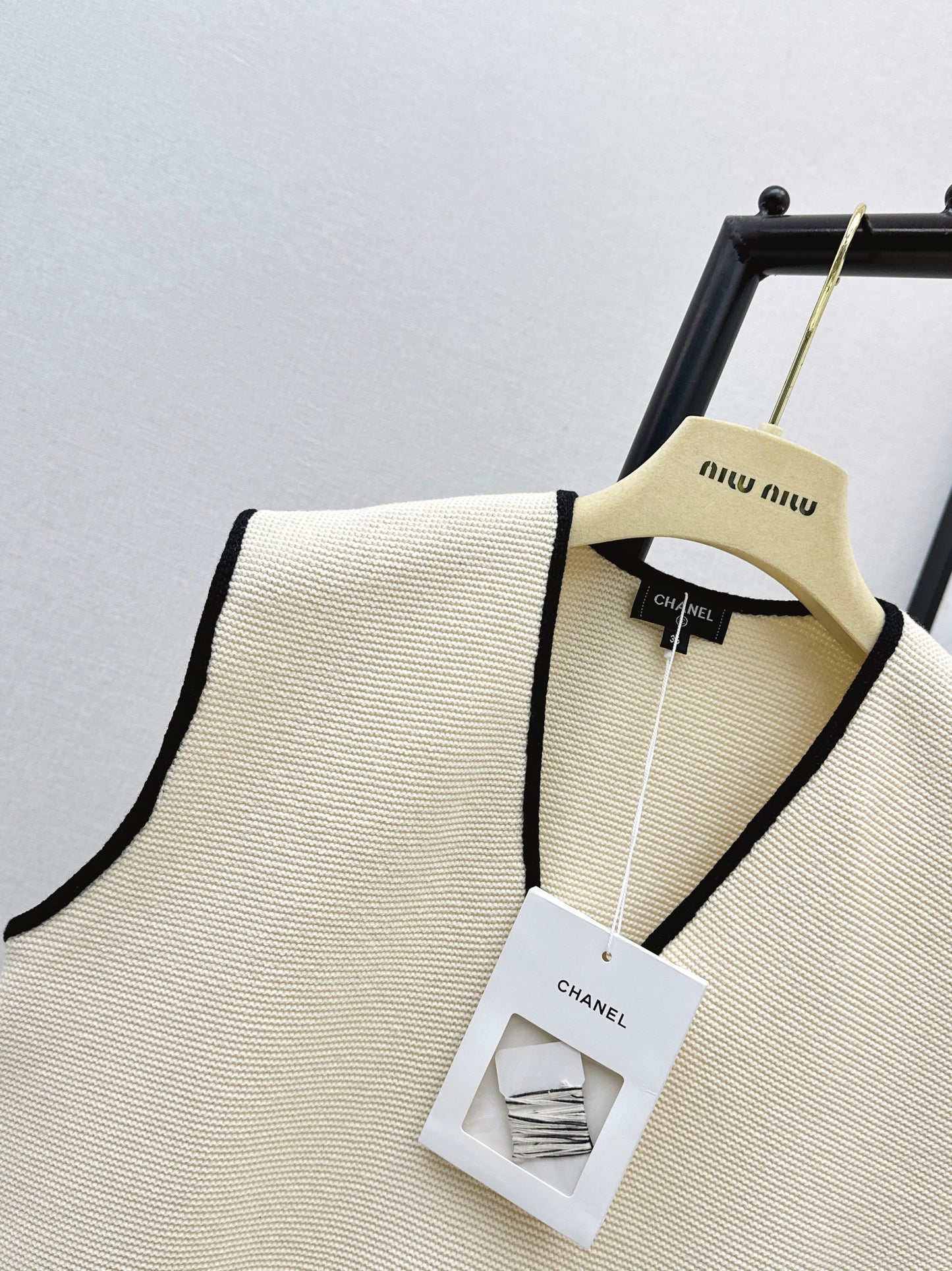26SS NEW Contrast color trim V-neck knitted vest