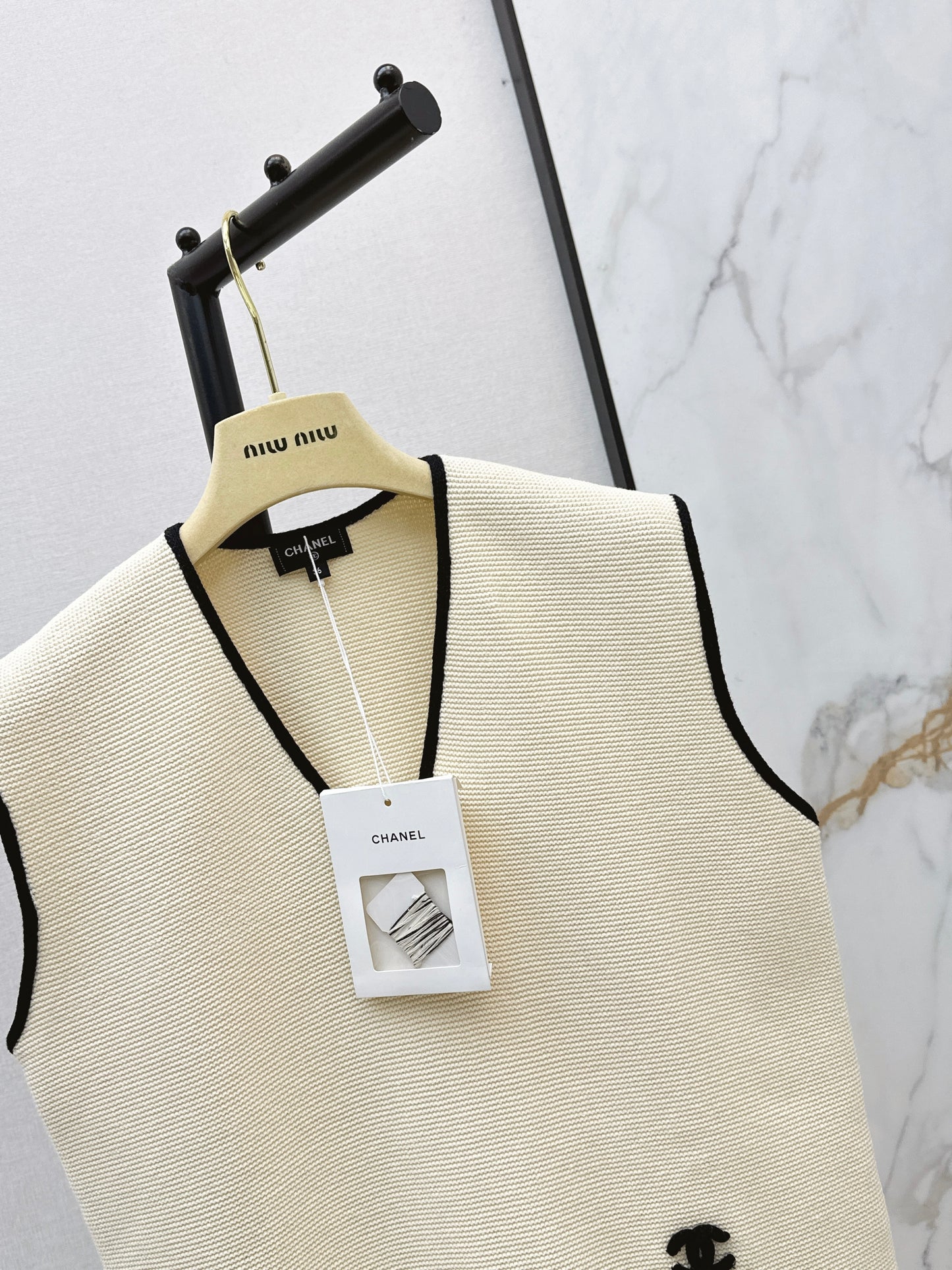 26SS NEW Contrast color trim V-neck knitted vest