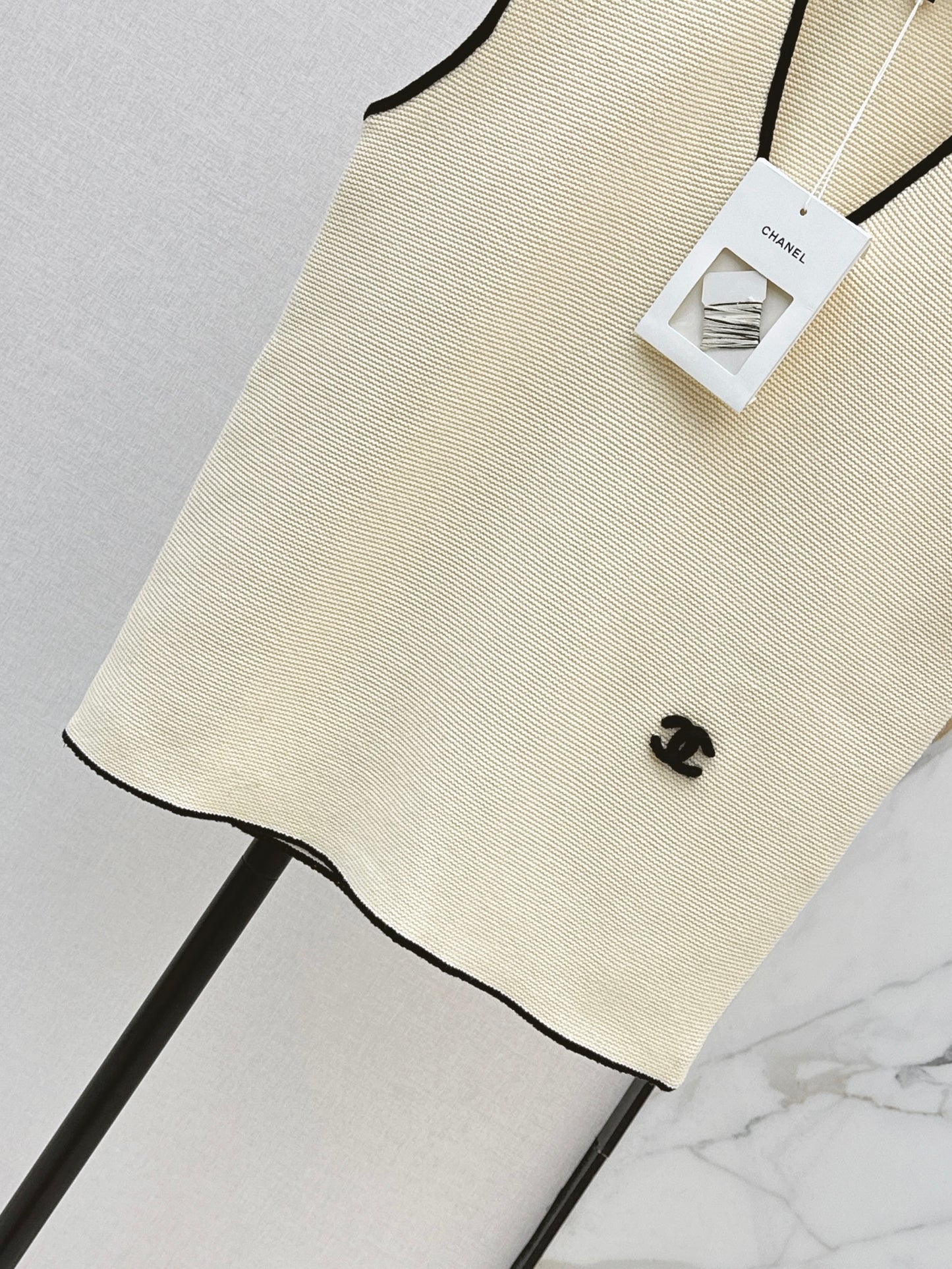 26SS NEW Contrast color trim V-neck knitted vest