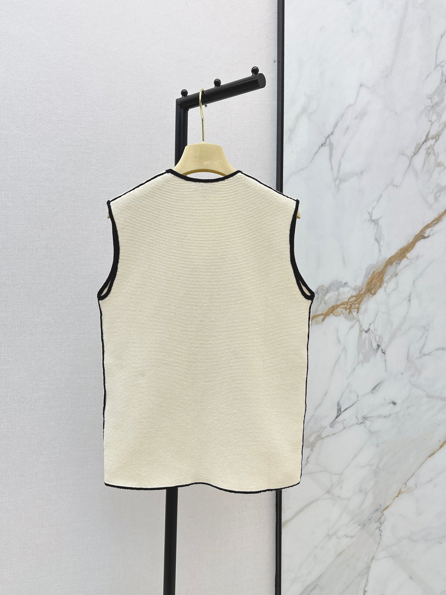 26SS NEW Contrast color trim V-neck knitted vest