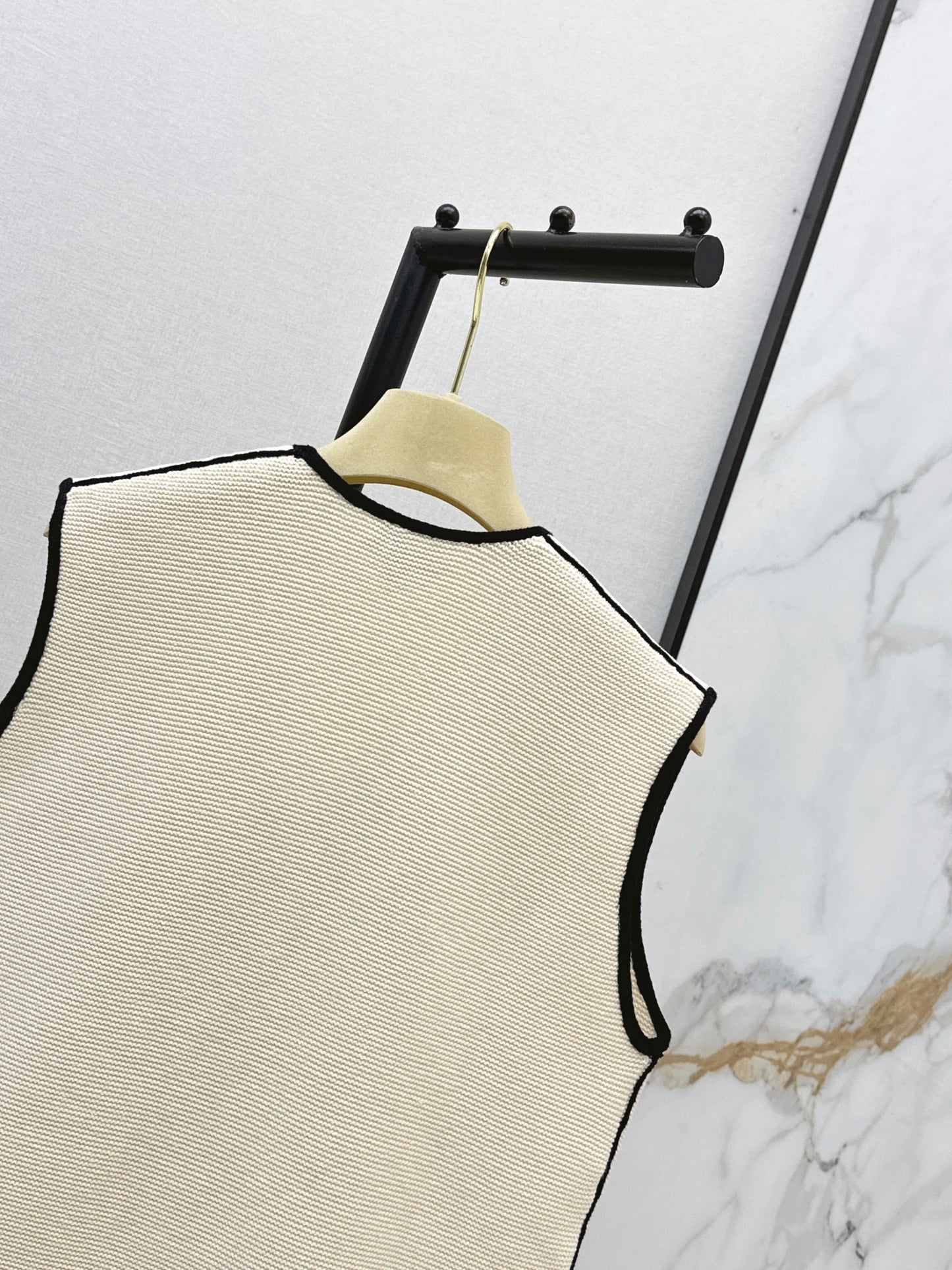 26SS NEW Contrast color trim V-neck knitted vest