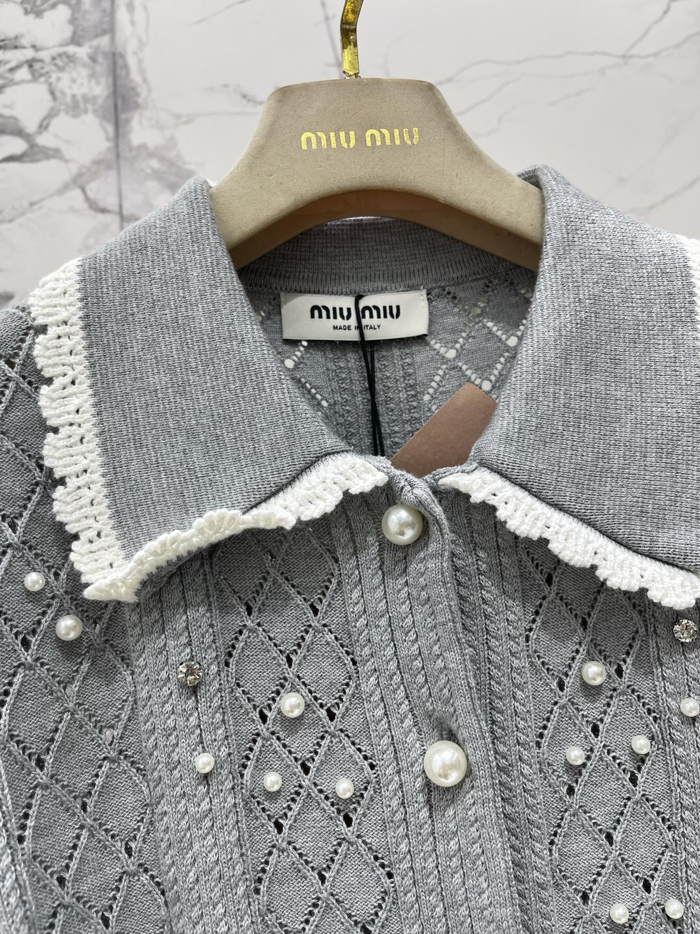 26SS NEU Perlenbesetzter Puppenkragen Hohlperlenknopf Kurzarmpullover