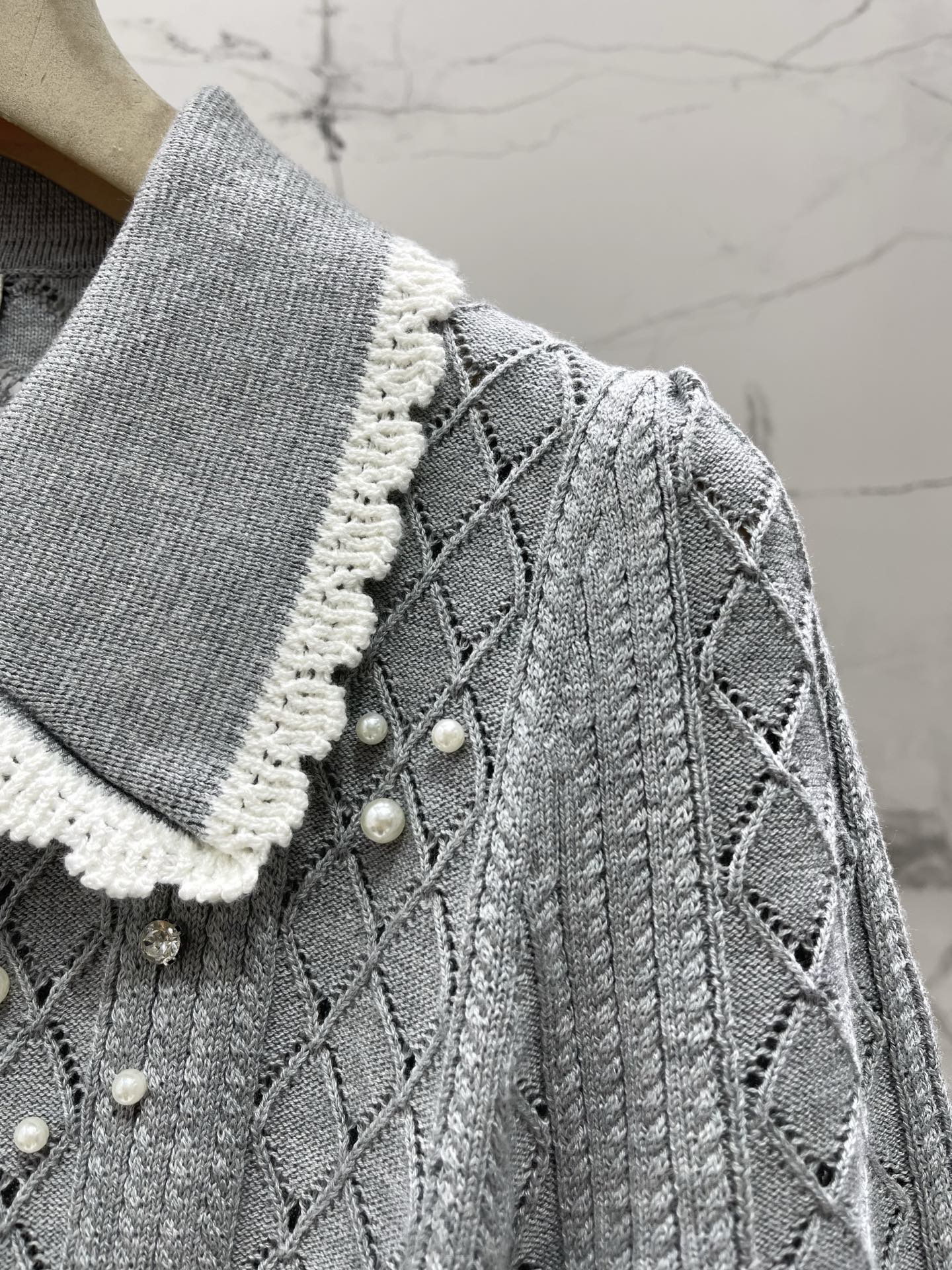 26SS NEU Perlenbesetzter Puppenkragen Hohlperlenknopf Kurzarmpullover