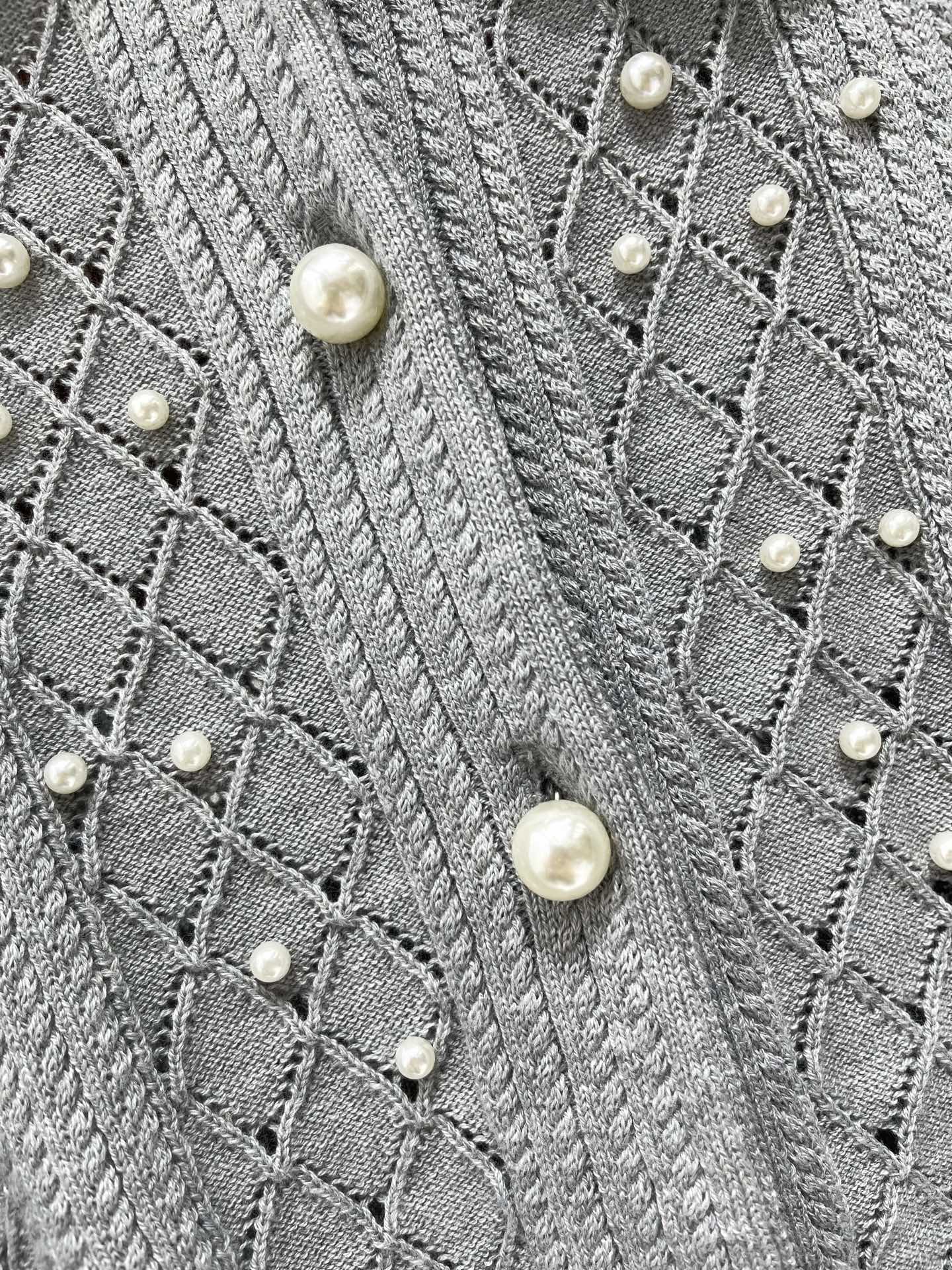 26SS NEU Perlenbesetzter Puppenkragen Hohlperlenknopf Kurzarmpullover