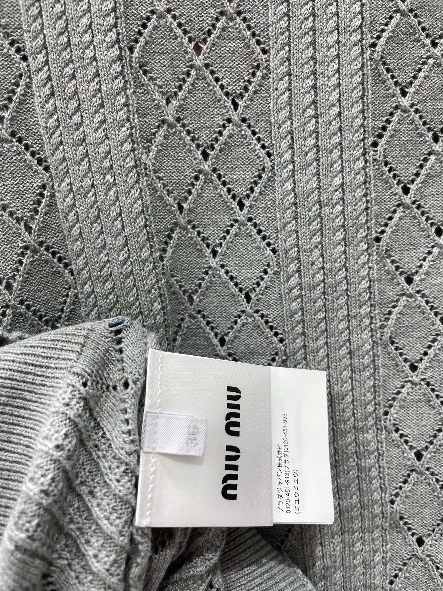 26SS NEU Perlenbesetzter Puppenkragen Hohlperlenknopf Kurzarmpullover