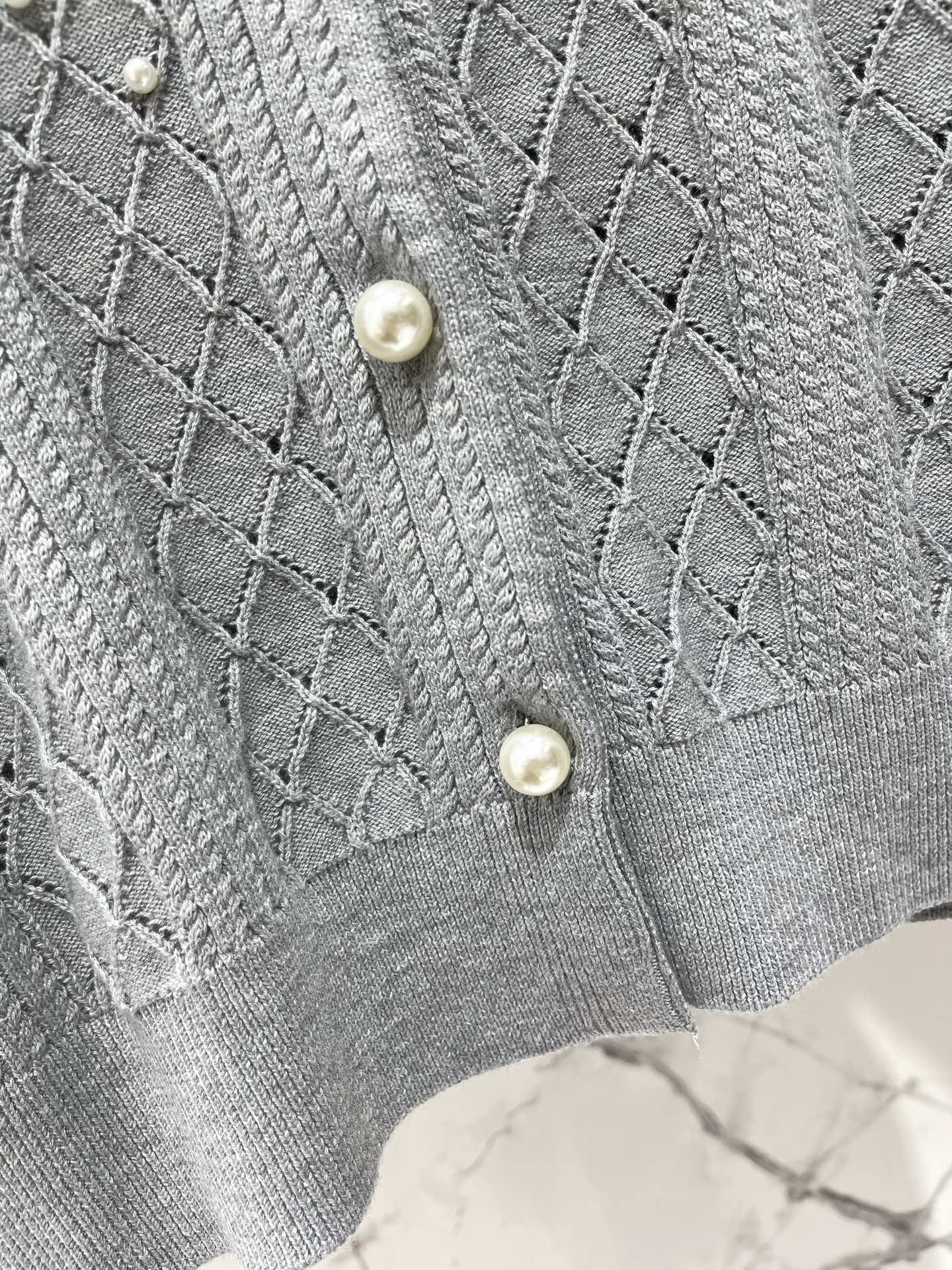 26SS NEU Perlenbesetzter Puppenkragen Hohlperlenknopf Kurzarmpullover