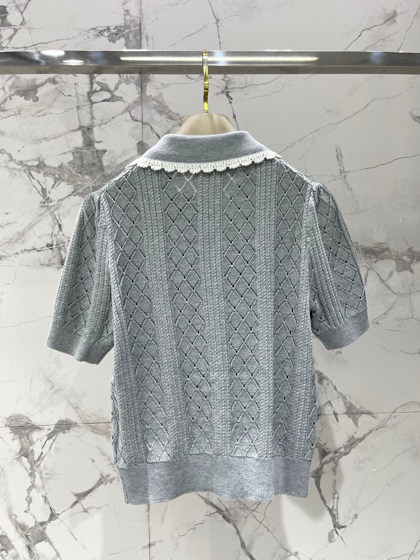 26SS NEU Perlenbesetzter Puppenkragen Hohlperlenknopf Kurzarmpullover