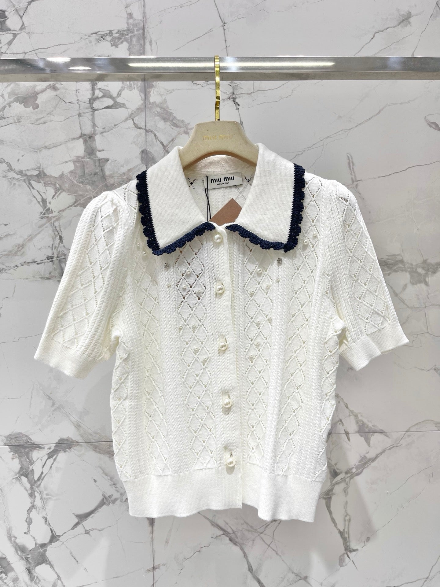 26SS NEU Perlenbesetzter Puppenkragen Hohlperlenknopf Kurzarmpullover