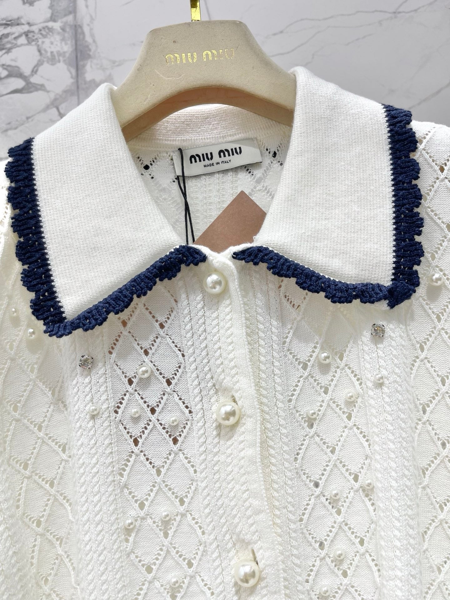 26SS NEU Perlenbesetzter Puppenkragen Hohlperlenknopf Kurzarmpullover