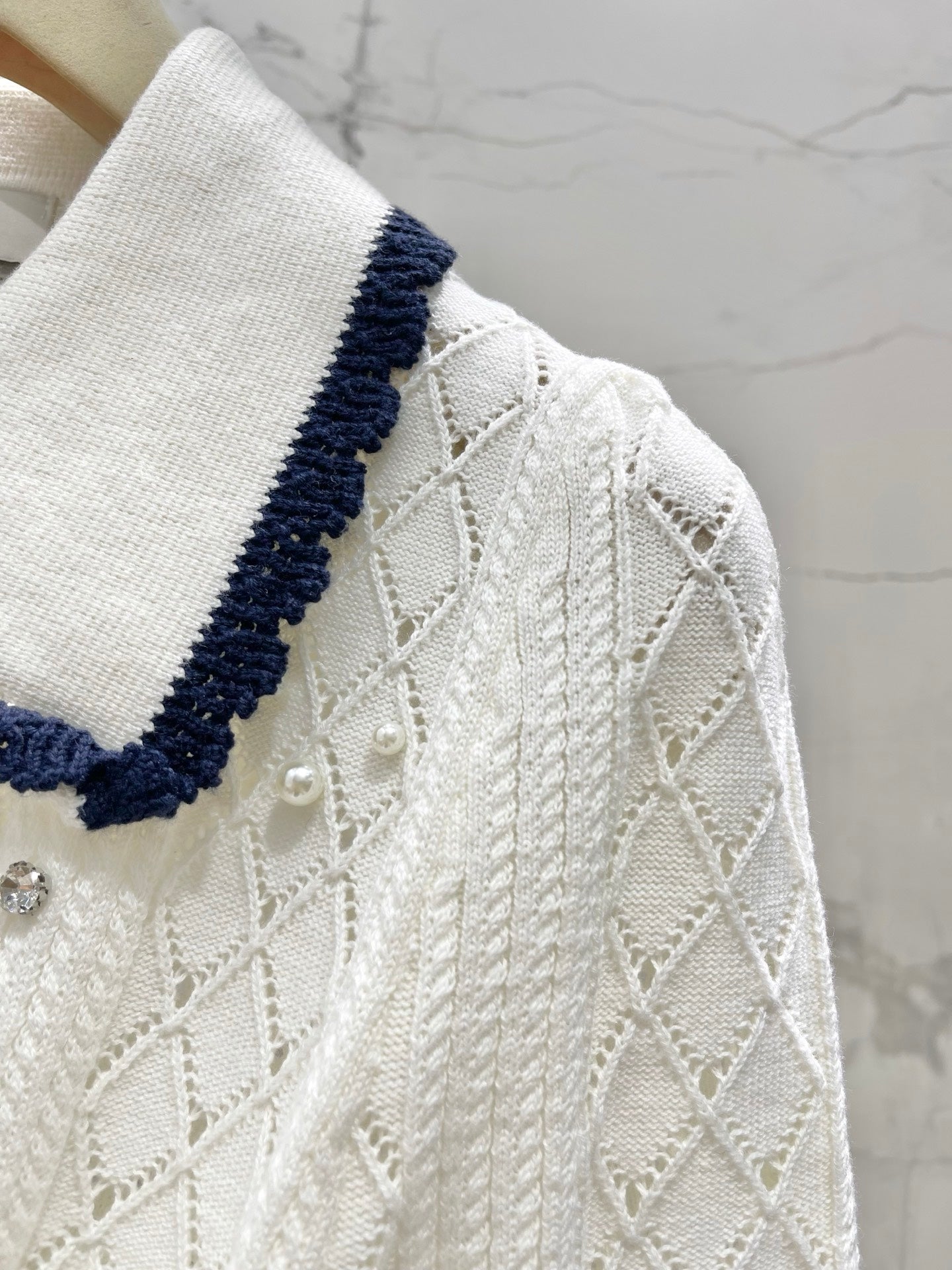 26SS NEU Perlenbesetzter Puppenkragen Hohlperlenknopf Kurzarmpullover