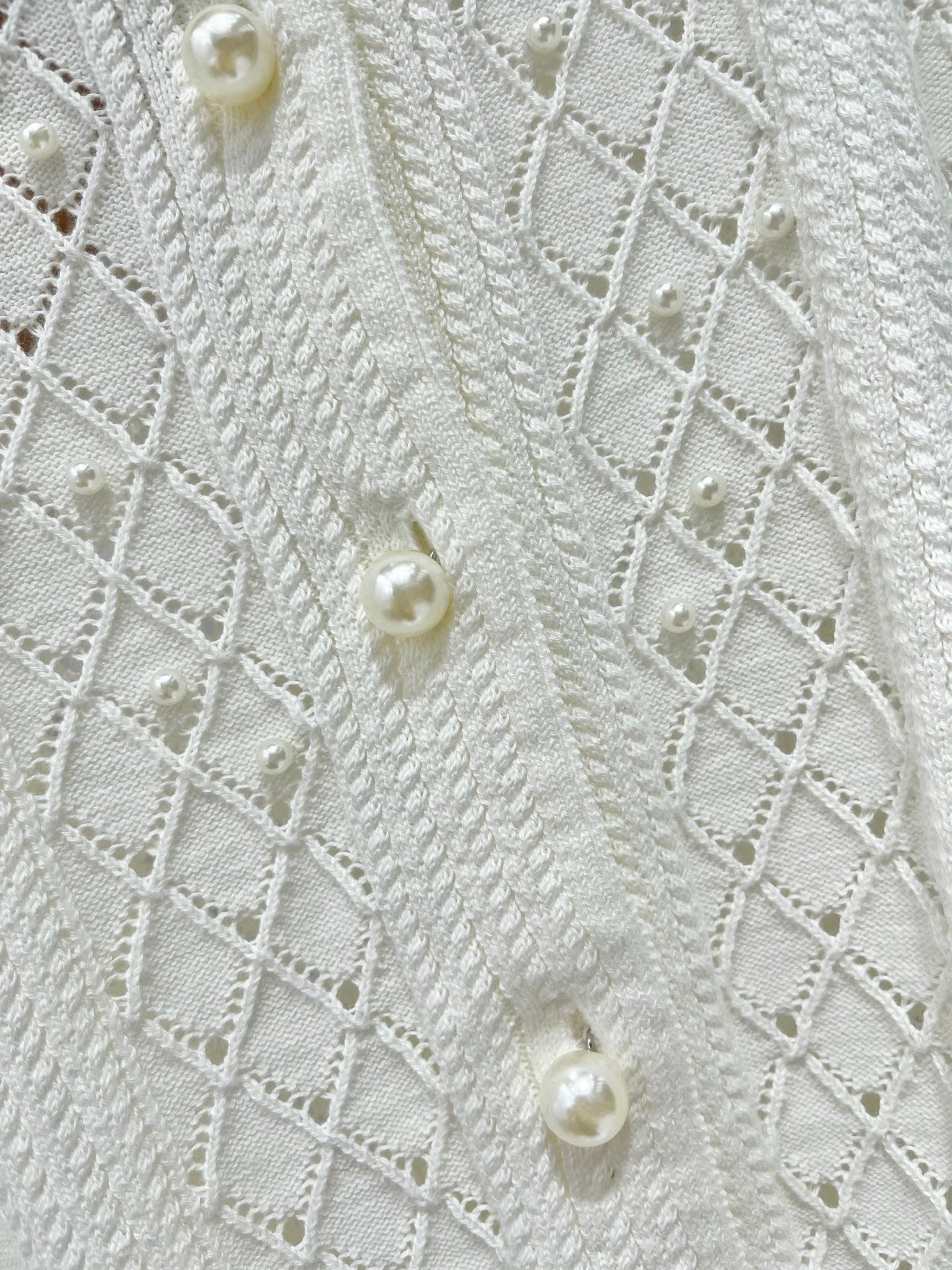 26SS NEU Perlenbesetzter Puppenkragen Hohlperlenknopf Kurzarmpullover