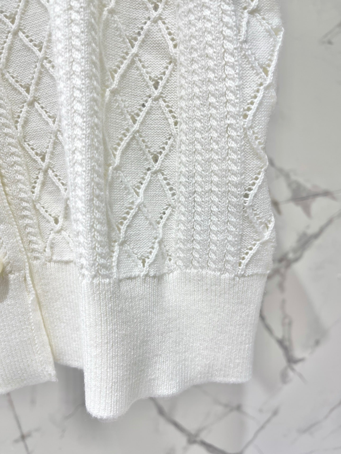 26SS NEU Perlenbesetzter Puppenkragen Hohlperlenknopf Kurzarmpullover