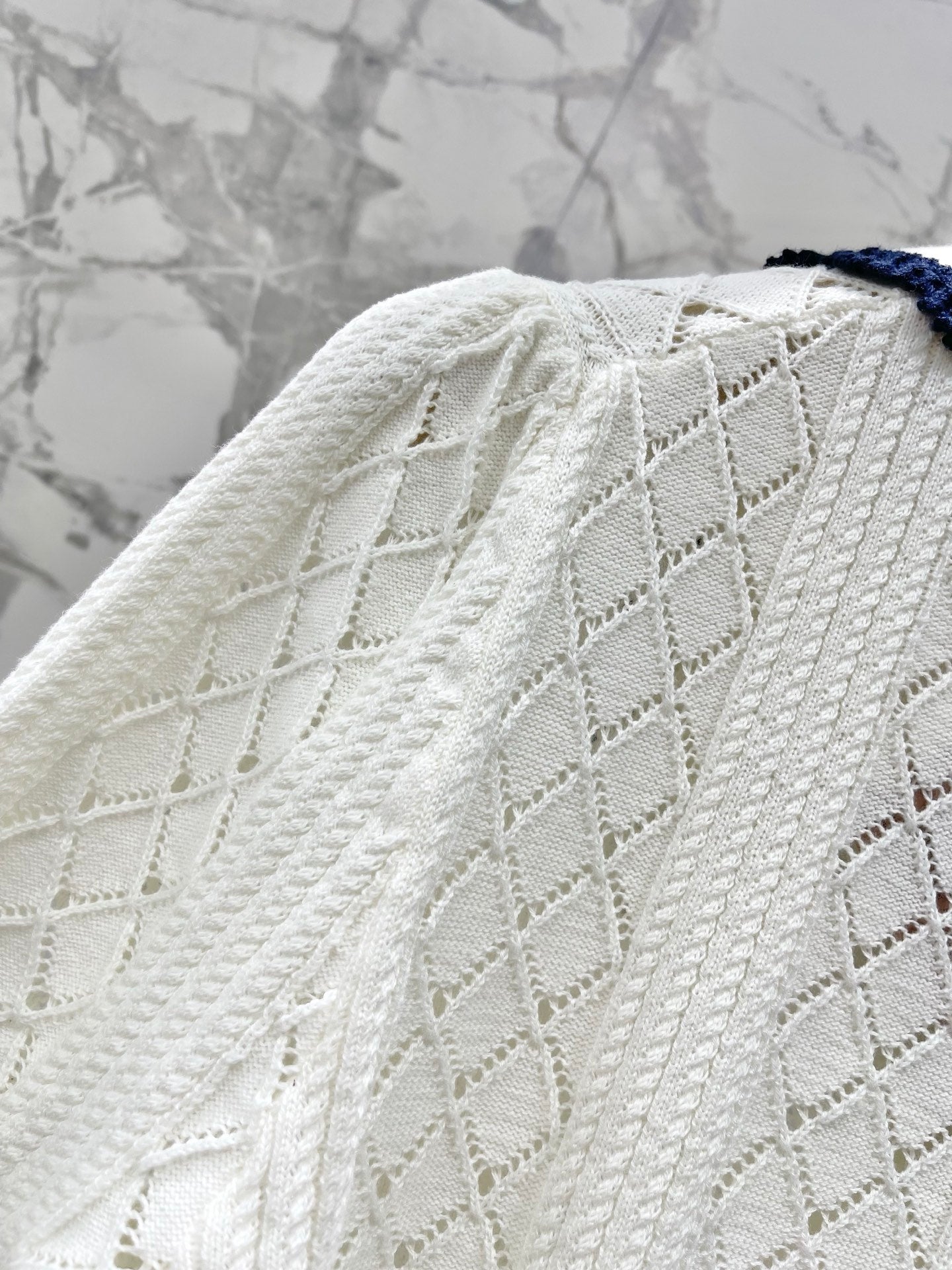 26SS NEU Perlenbesetzter Puppenkragen Hohlperlenknopf Kurzarmpullover