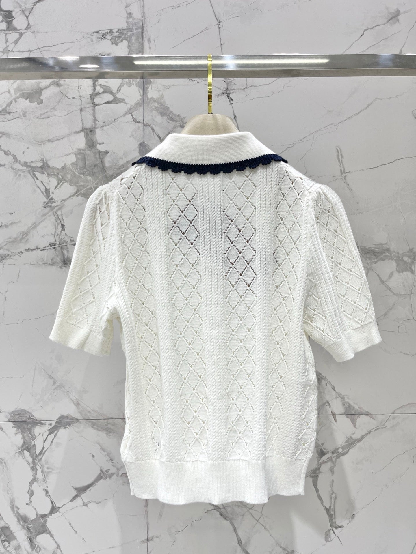 26SS NEU Perlenbesetzter Puppenkragen Hohlperlenknopf Kurzarmpullover
