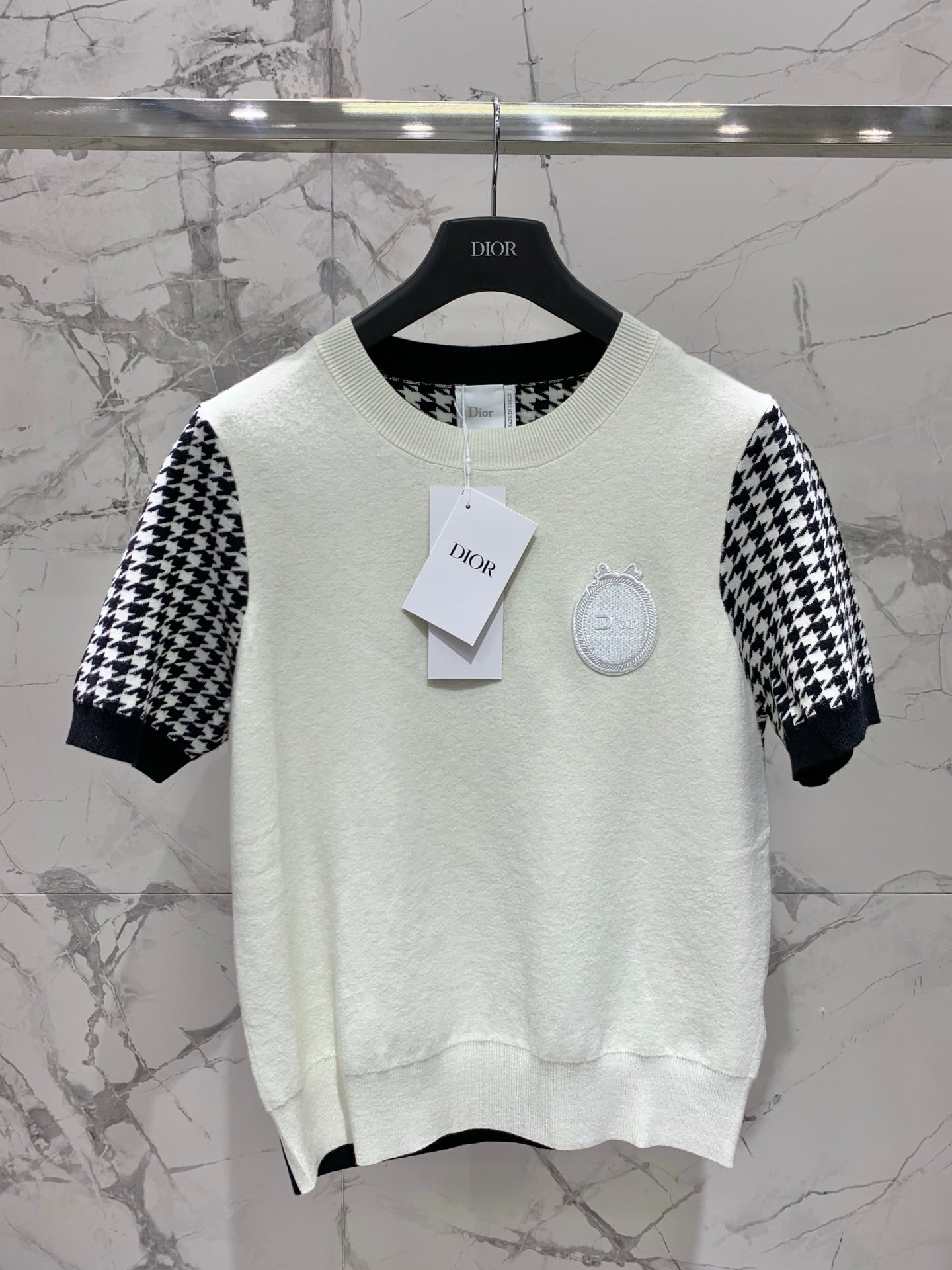 26SS NEUES Klassisches Hahnentritt-Jacquard-Colorblocking-Maschenkurzarm mit Schleife und Schriftzug