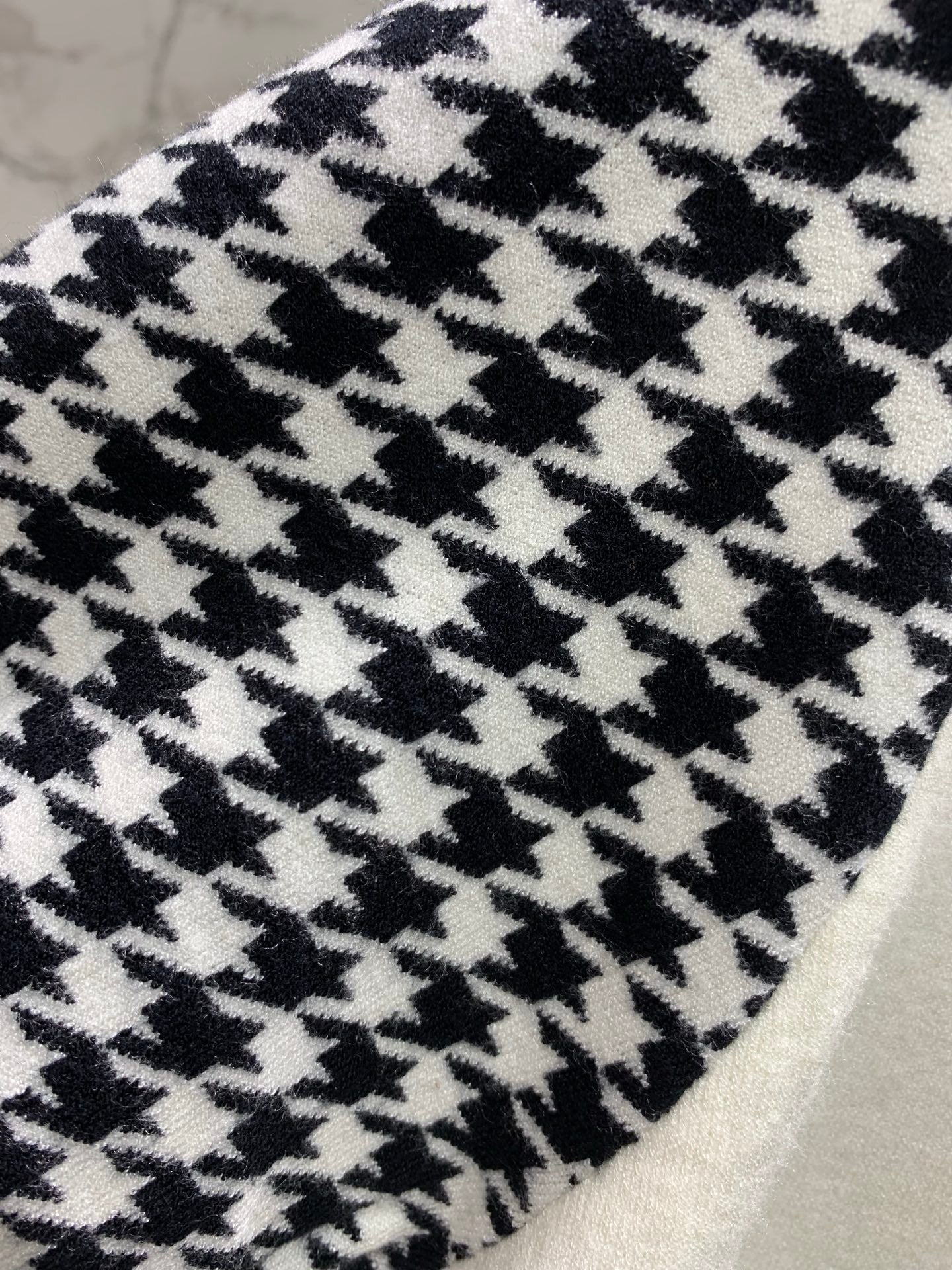 26SS NEUES Klassisches Hahnentritt-Jacquard-Colorblocking-Maschenkurzarm mit Schleife und Schriftzug