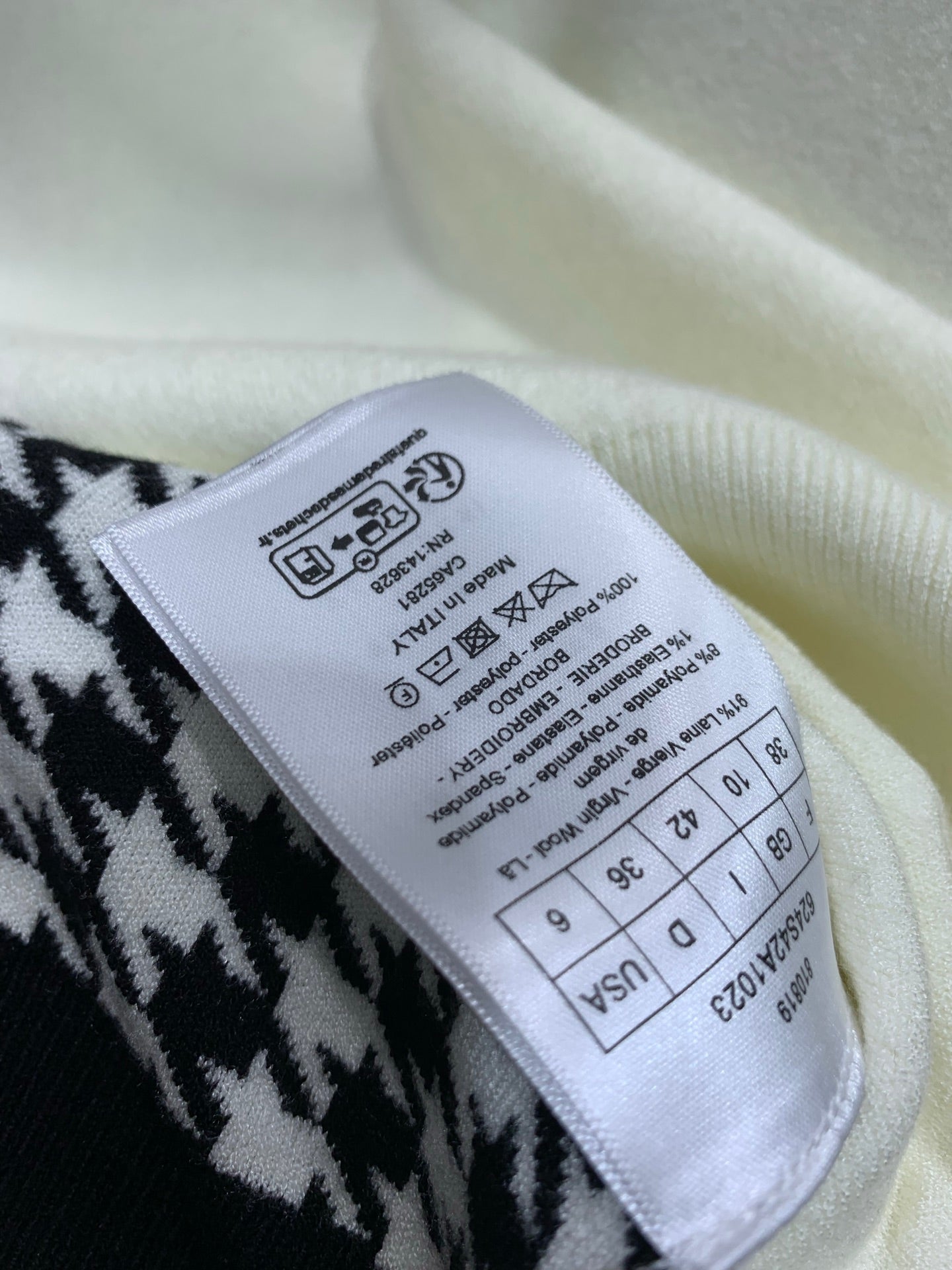 26SS NEUES Klassisches Hahnentritt-Jacquard-Colorblocking-Maschenkurzarm mit Schleife und Schriftzug