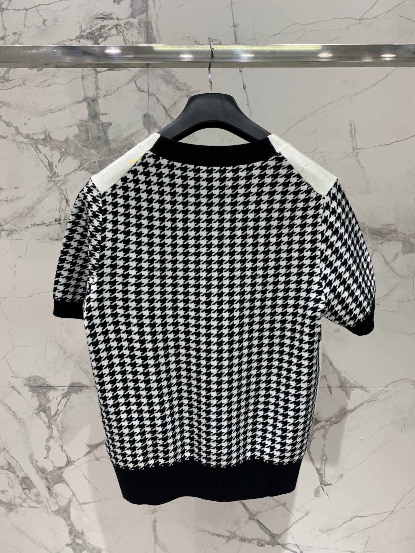26SS NEUES Klassisches Hahnentritt-Jacquard-Colorblocking-Maschenkurzarm mit Schleife und Schriftzug