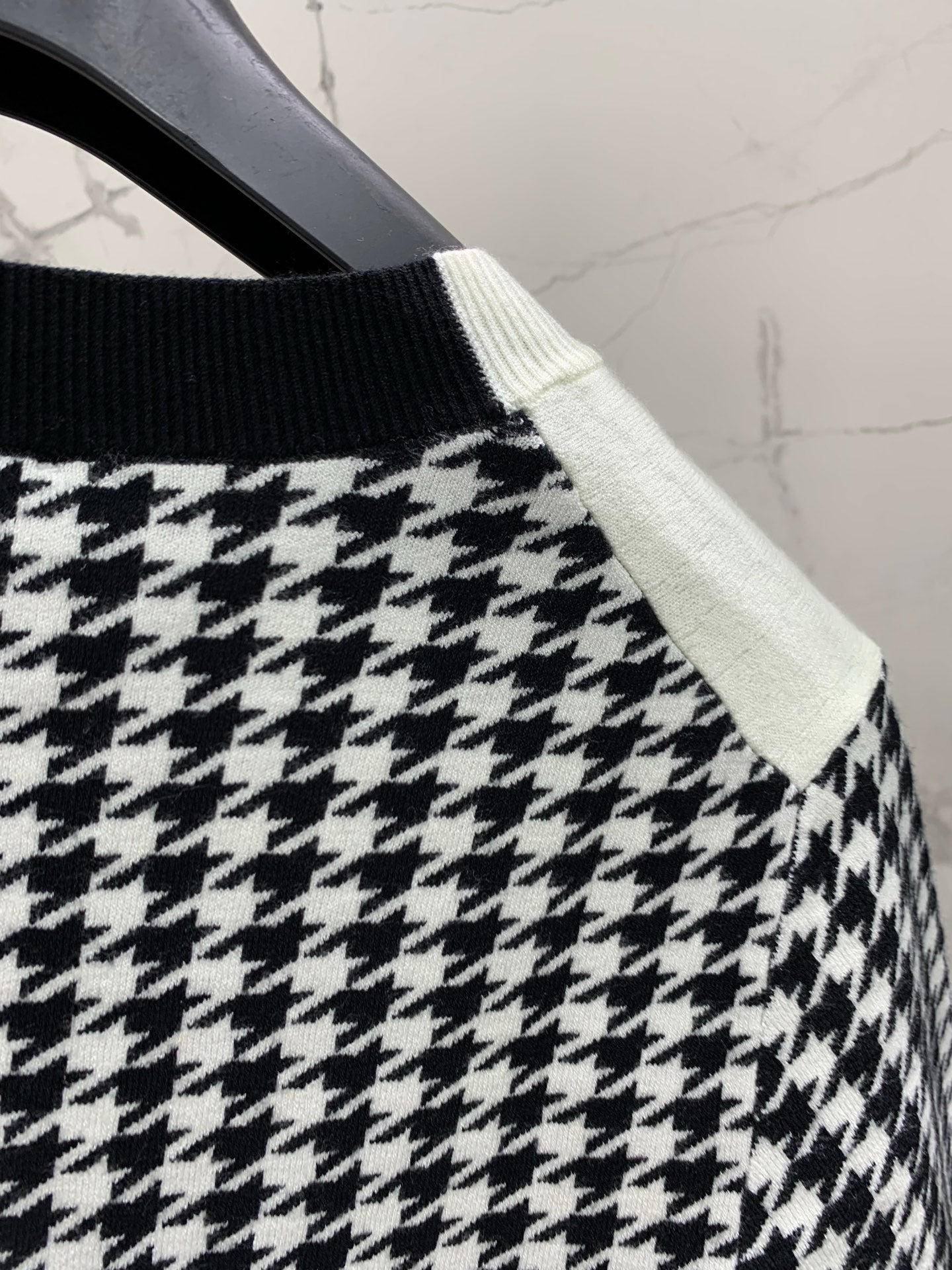 26SS NEUES Klassisches Hahnentritt-Jacquard-Colorblocking-Maschenkurzarm mit Schleife und Schriftzug