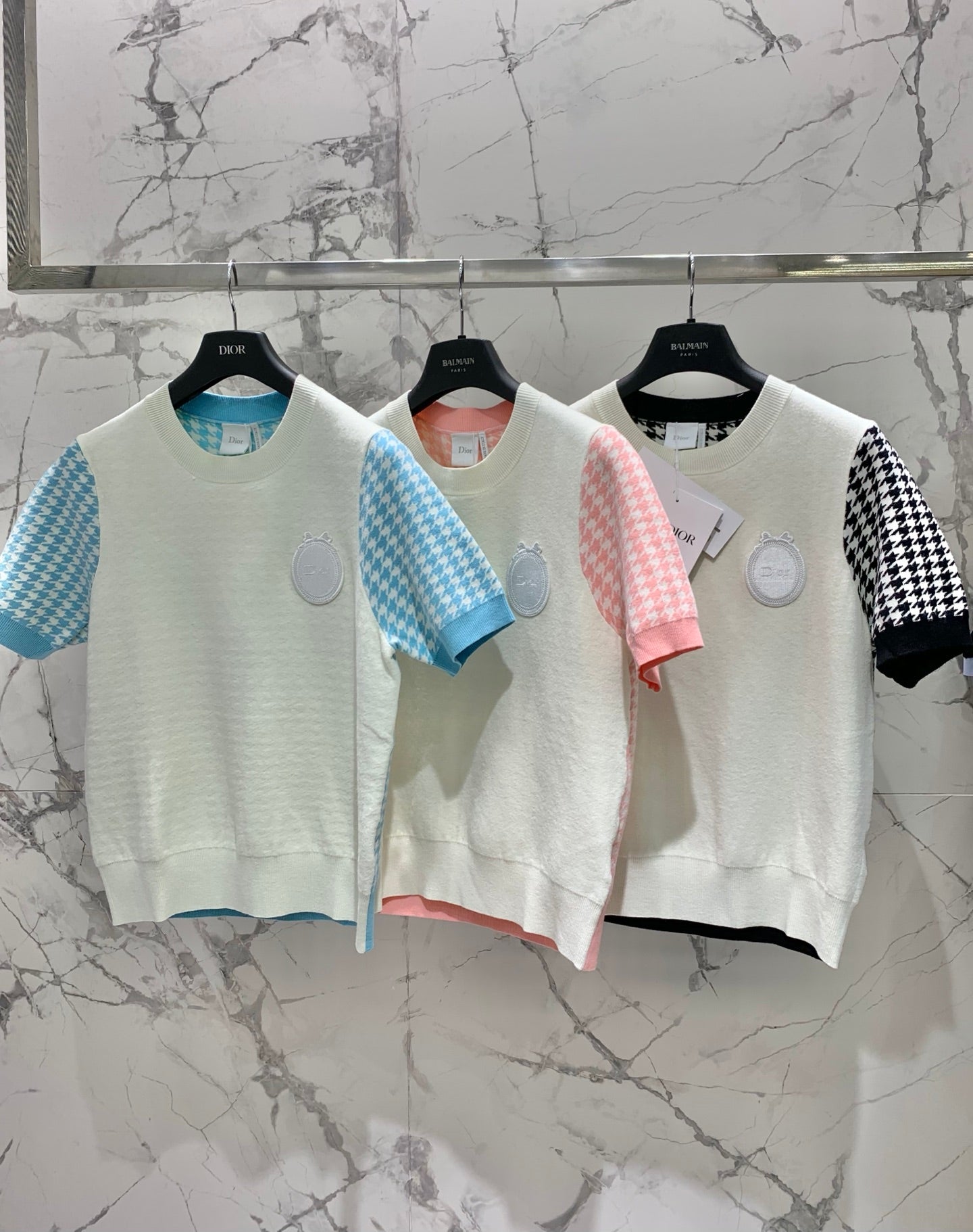 26SS NEUES Klassisches Hahnentritt-Jacquard-Colorblocking-Maschenkurzarm mit Schleife und Schriftzug