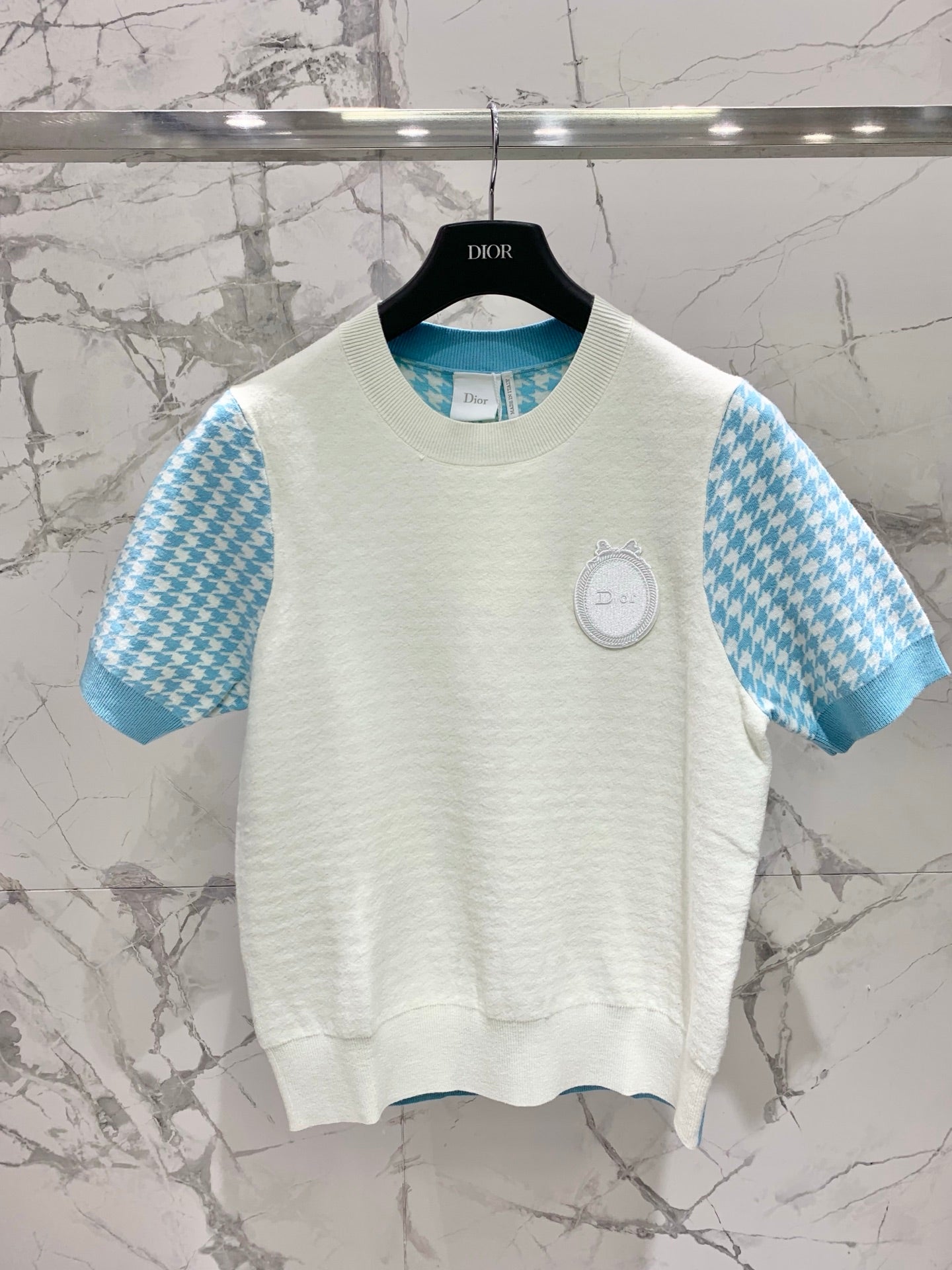 26SS NEUES Klassisches Hahnentritt-Jacquard-Colorblocking-Maschenkurzarm mit Schleife und Schriftzug