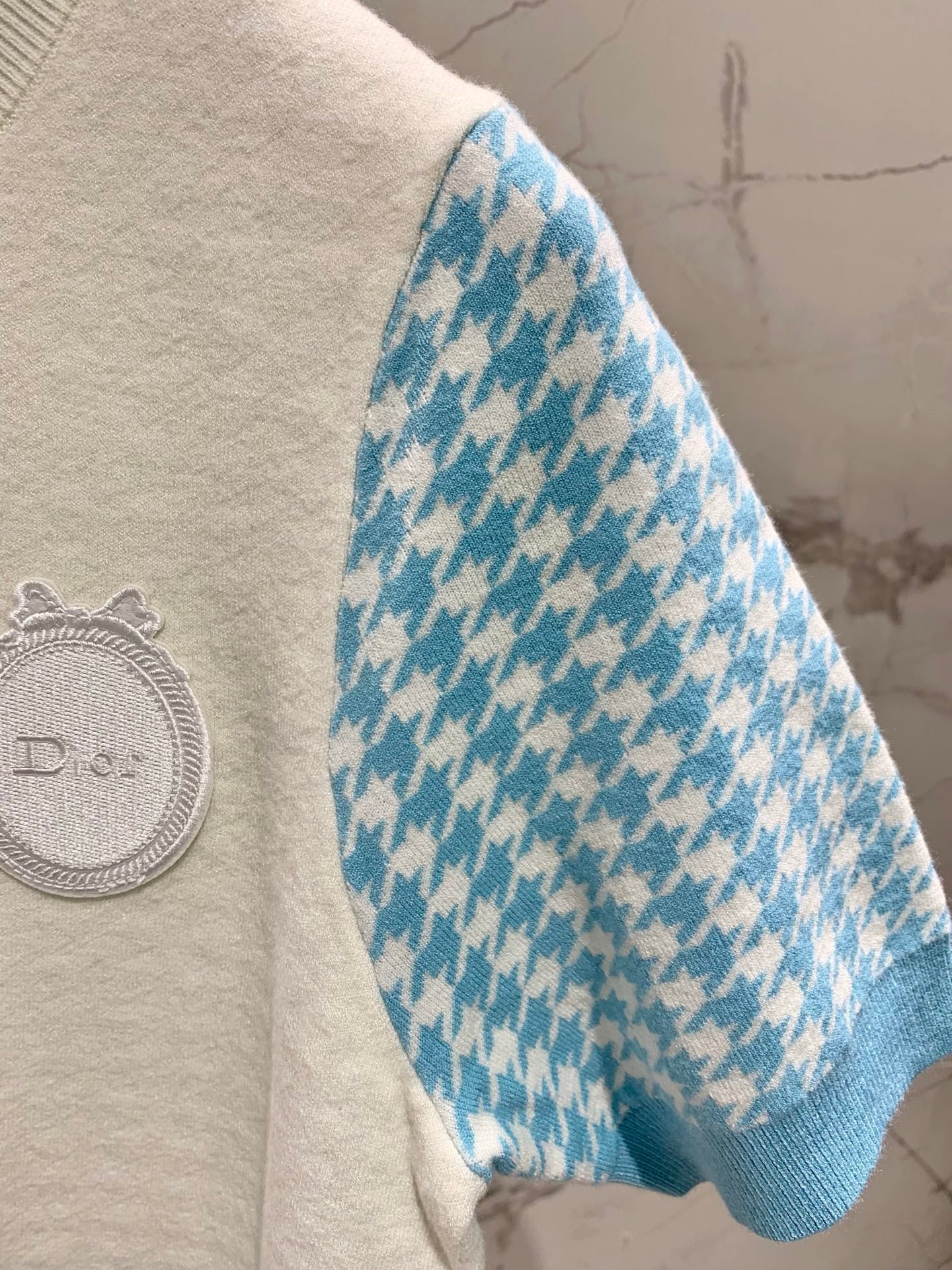 26SS NEUES Klassisches Hahnentritt-Jacquard-Colorblocking-Maschenkurzarm mit Schleife und Schriftzug