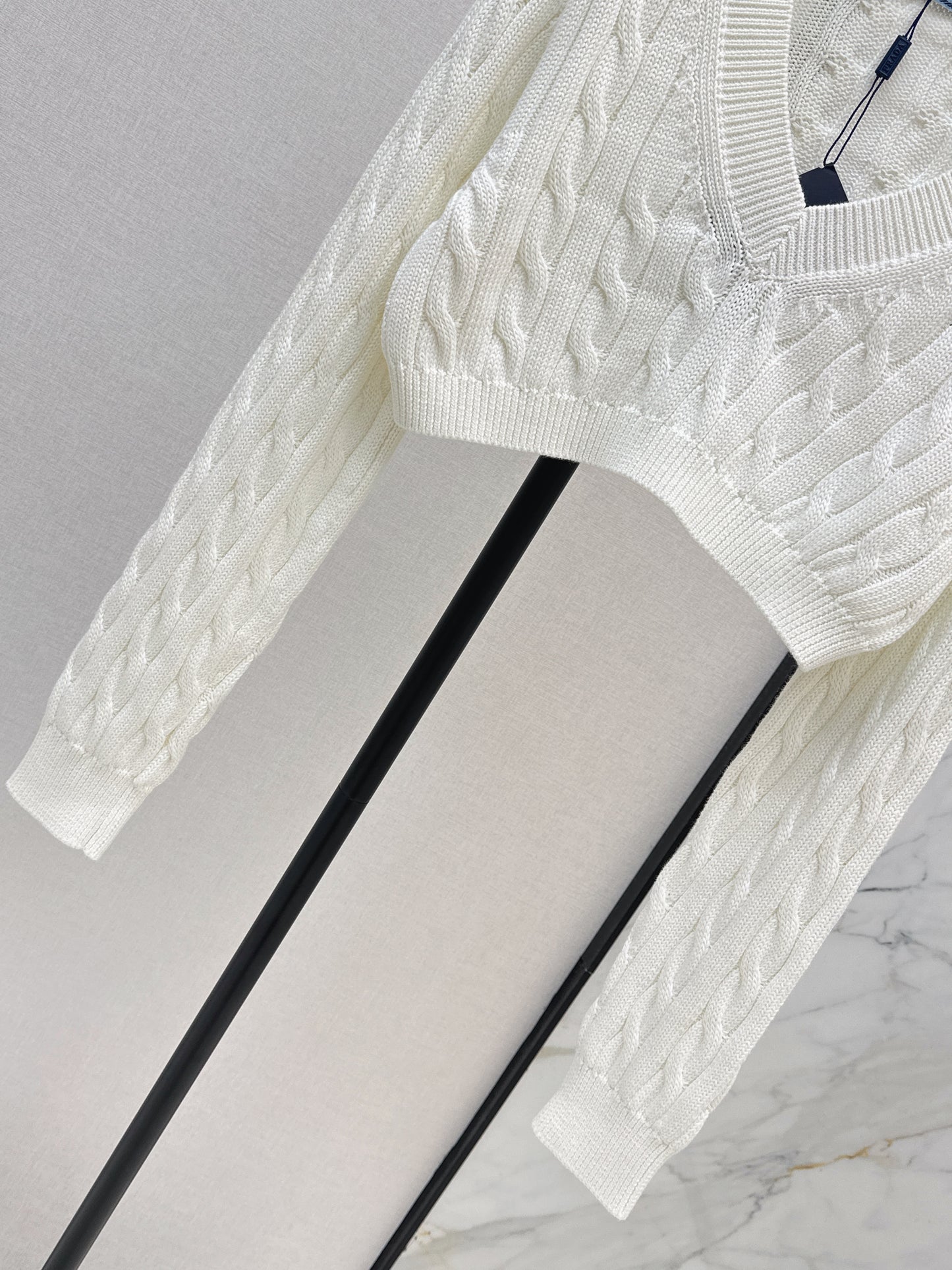 26SS NEW Three-dimensional twist knitted short V-neck sweater