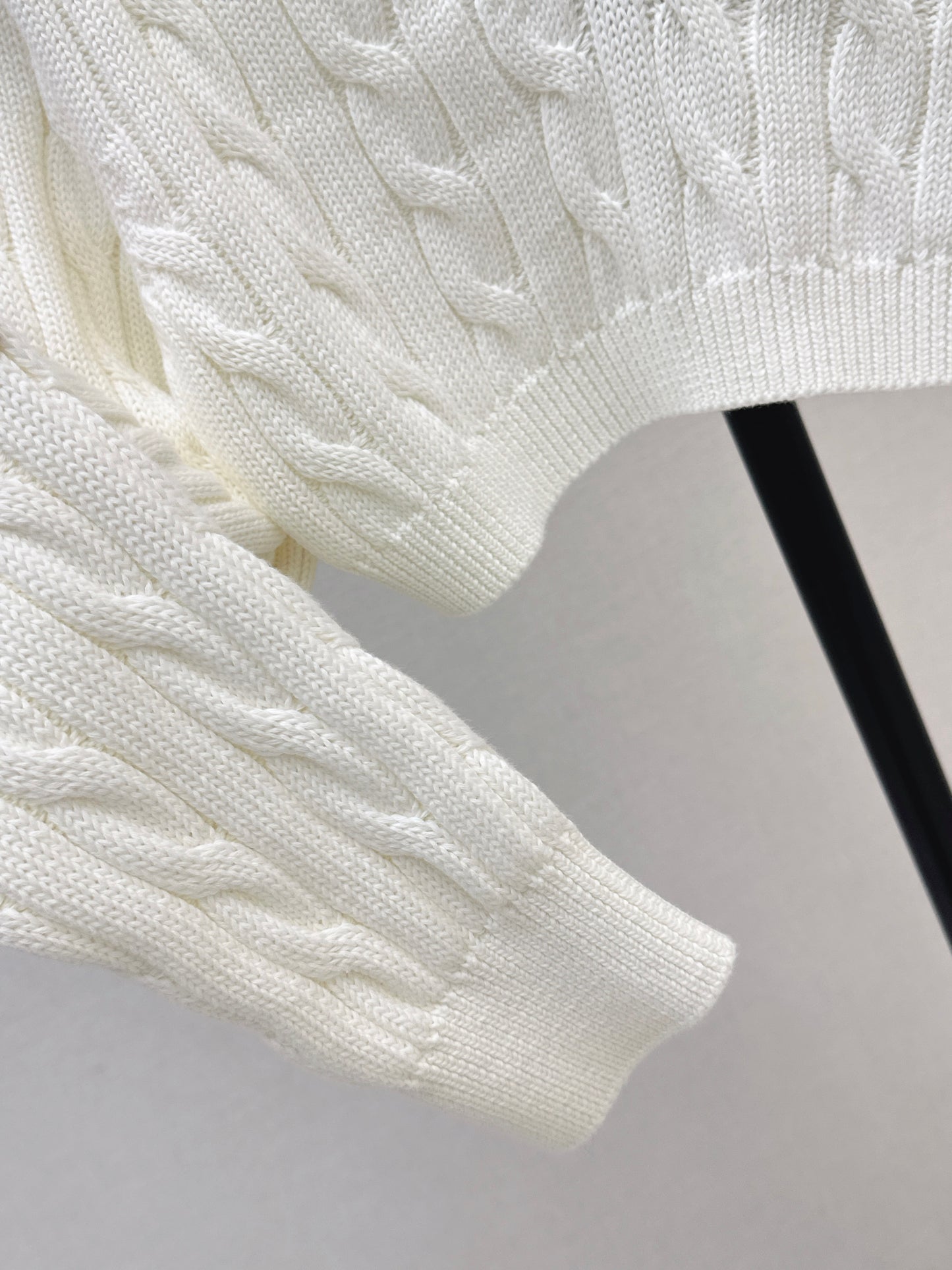 26SS NEW Three-dimensional twist knitted short V-neck sweater