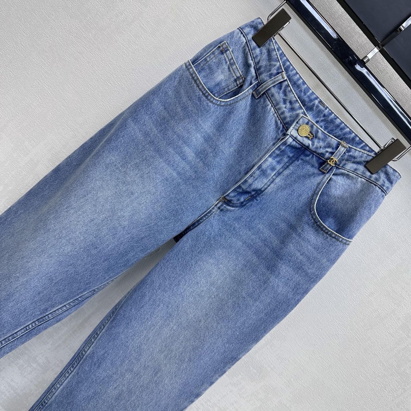 26SS NEW Gold-buttoned Straight-Leg Jeans