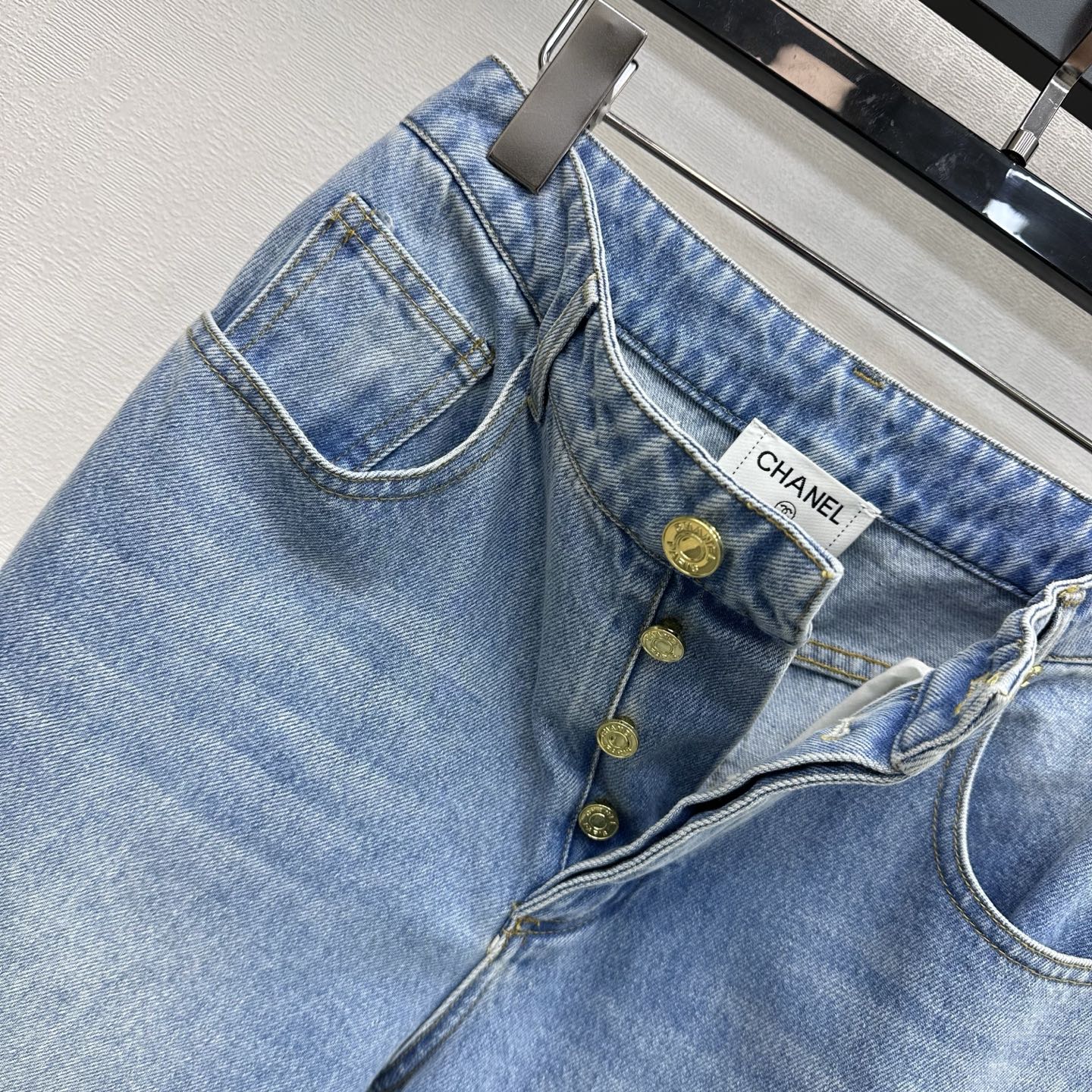 26SS NEW Gold-buttoned Straight-Leg Jeans