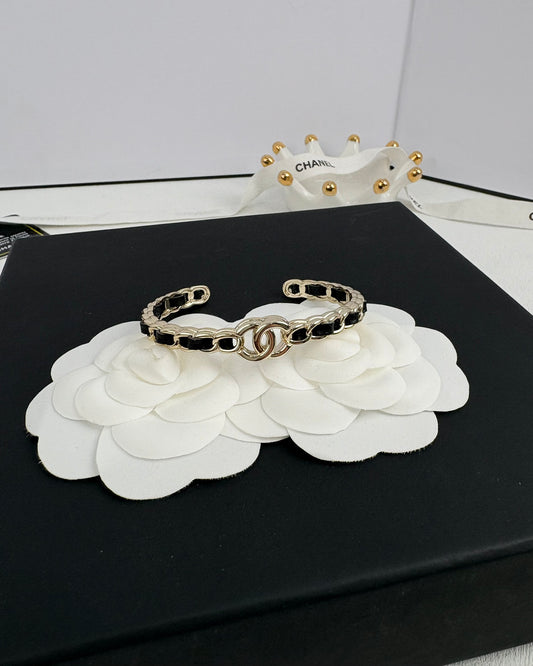 26SS NEW Light Gold Exquisite Classic Open Bangle with Leather ✨