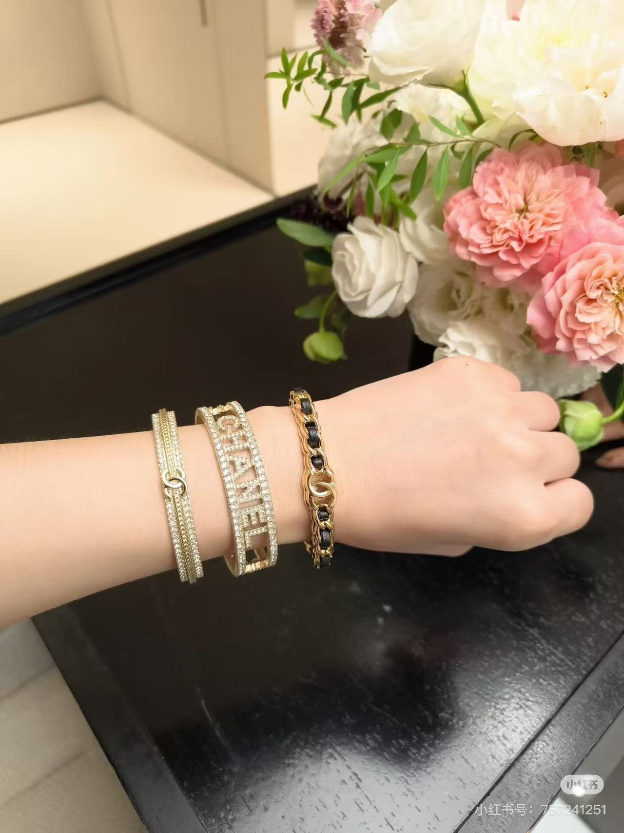 26SS NEW Light Gold Exquisite Classic Open Bangle with Leather ✨