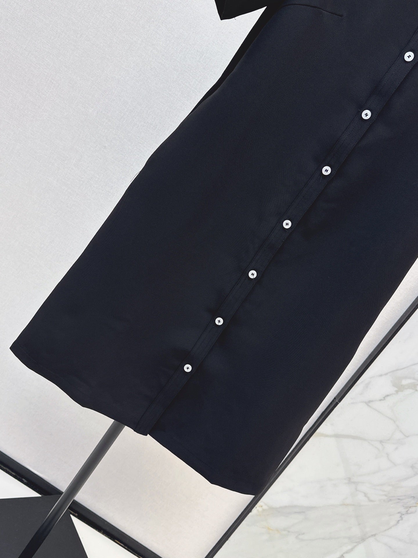 26SS NEW Minimalist Dress with Contrasting Button Decoration 🖤