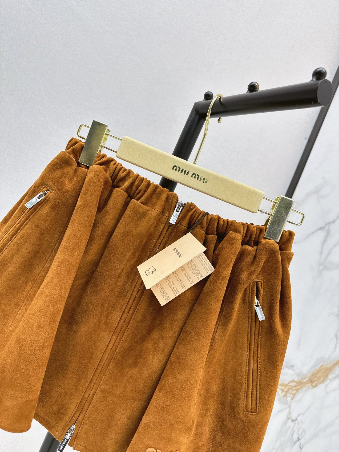 ❤️‍🔥Limited edition❤️‍🔥  26SS New Suede-Finish Pleated Mini Skirt with Zipper Detail 🤎