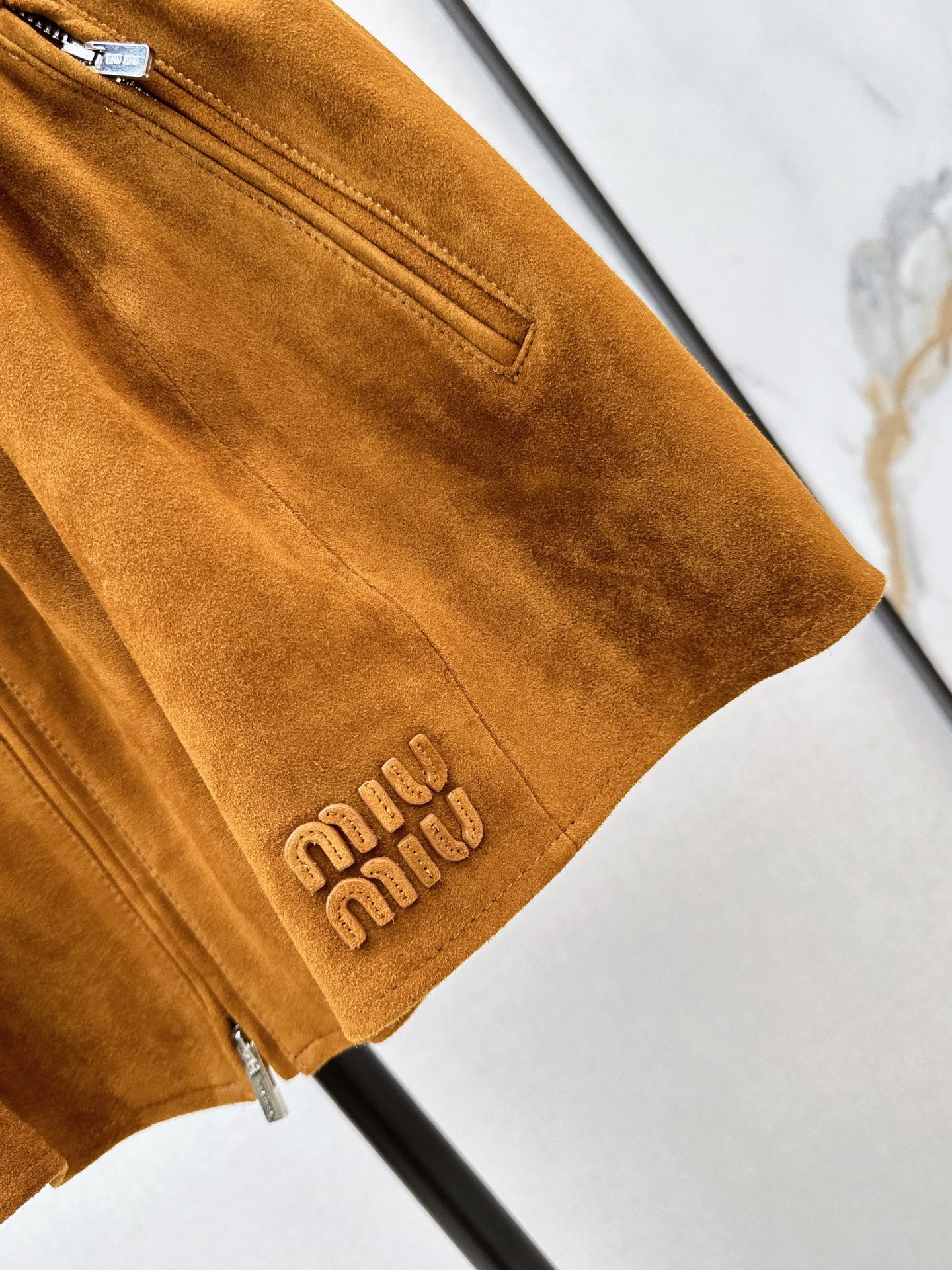 ❤️‍🔥Limited edition❤️‍🔥  26SS New Suede-Finish Pleated Mini Skirt with Zipper Detail 🤎