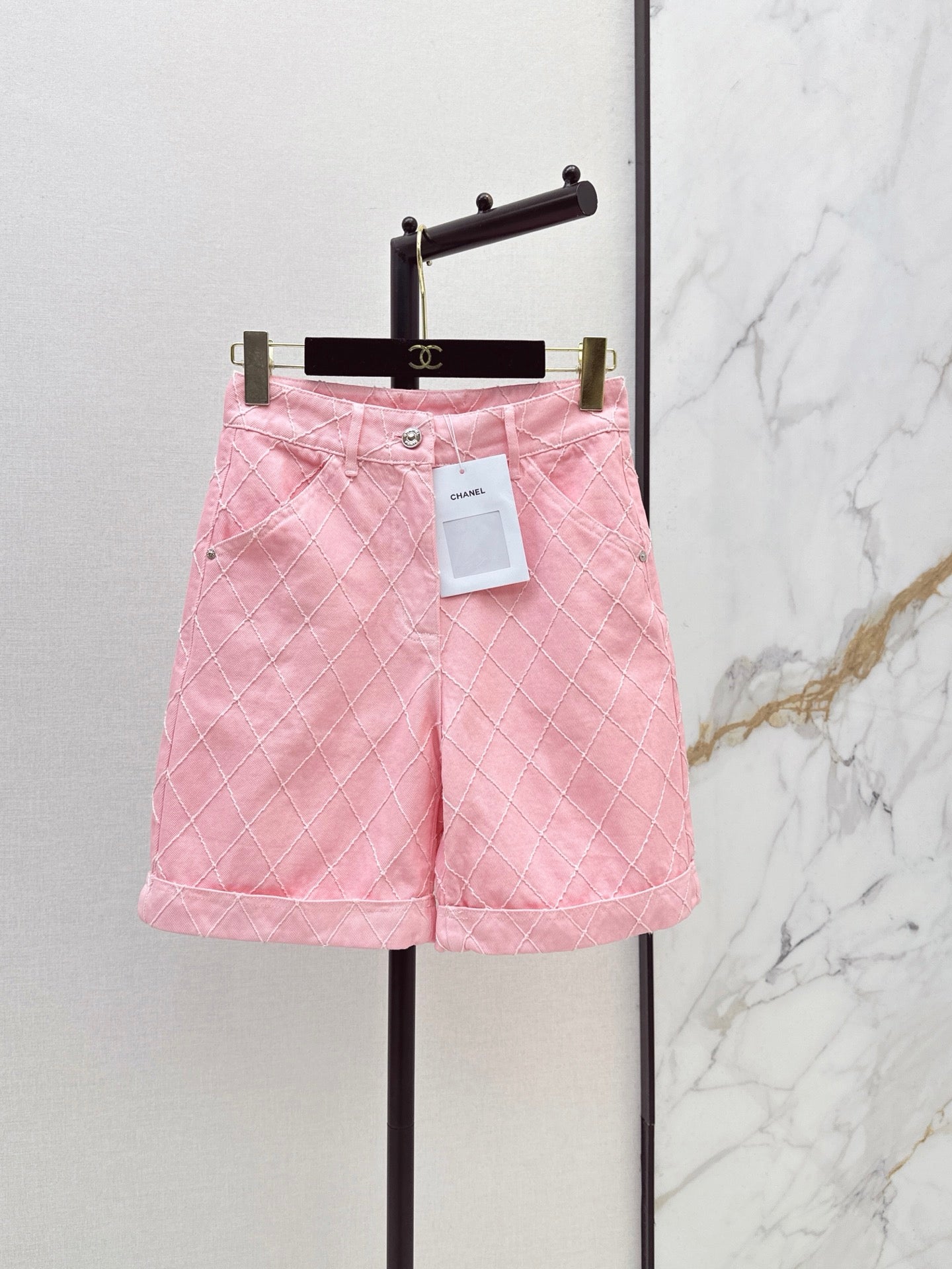 26FW New Coco Beach Collection: Denim mid-length shorts featuring intricate embroidery and diamond-pattern stitching💞
