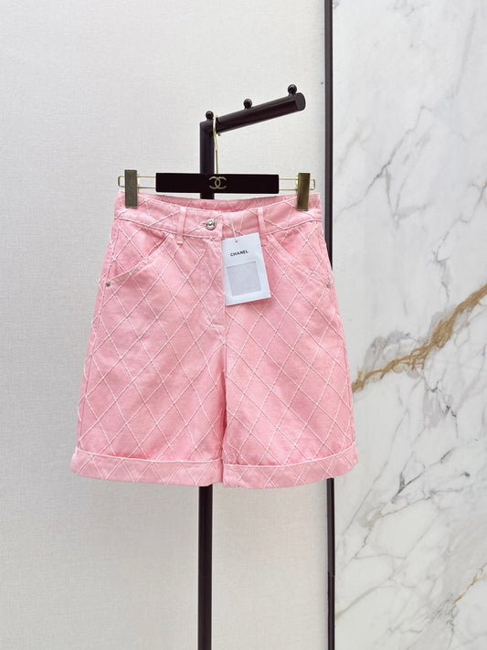 26FW New Coco Beach Collection: Denim mid-length shorts featuring intricate embroidery and diamond-pattern stitching💞