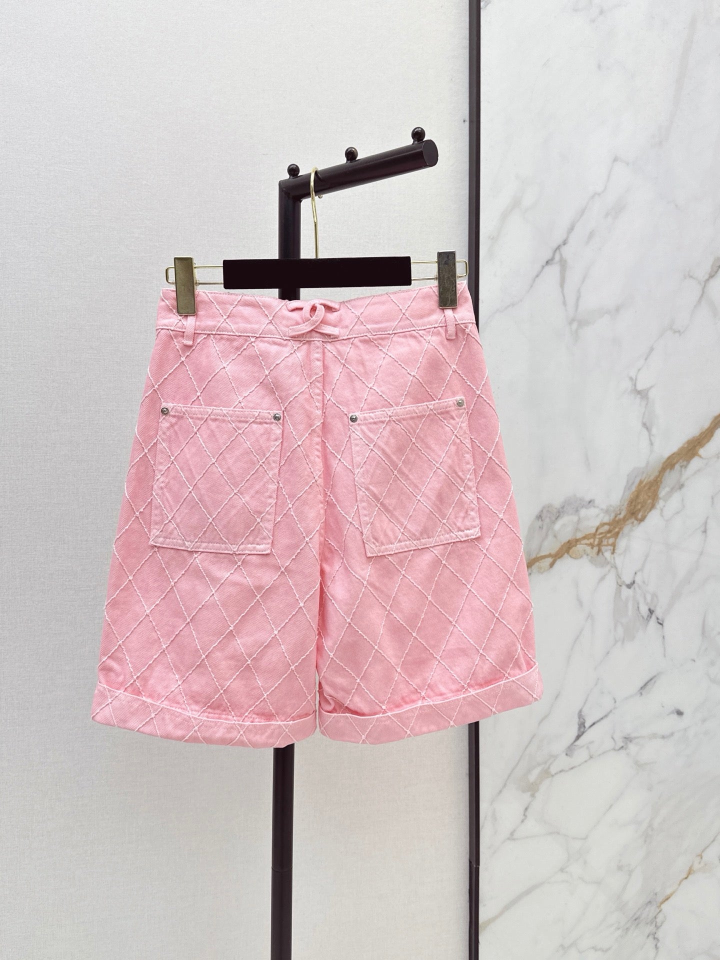 26FW New Coco Beach Collection: Denim mid-length shorts featuring intricate embroidery and diamond-pattern stitching💞