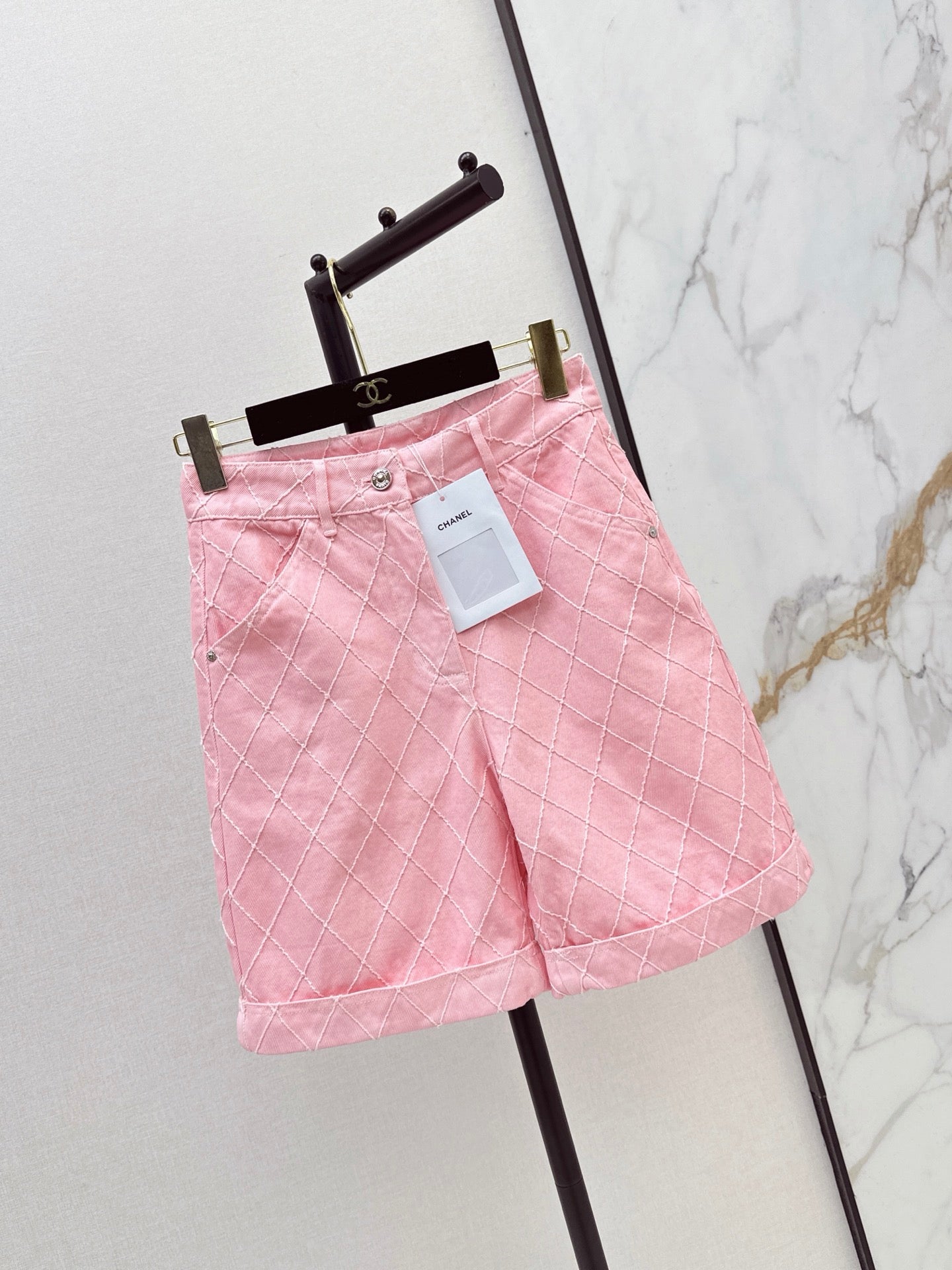 26FW New Coco Beach Collection: Denim mid-length shorts featuring intricate embroidery and diamond-pattern stitching💞