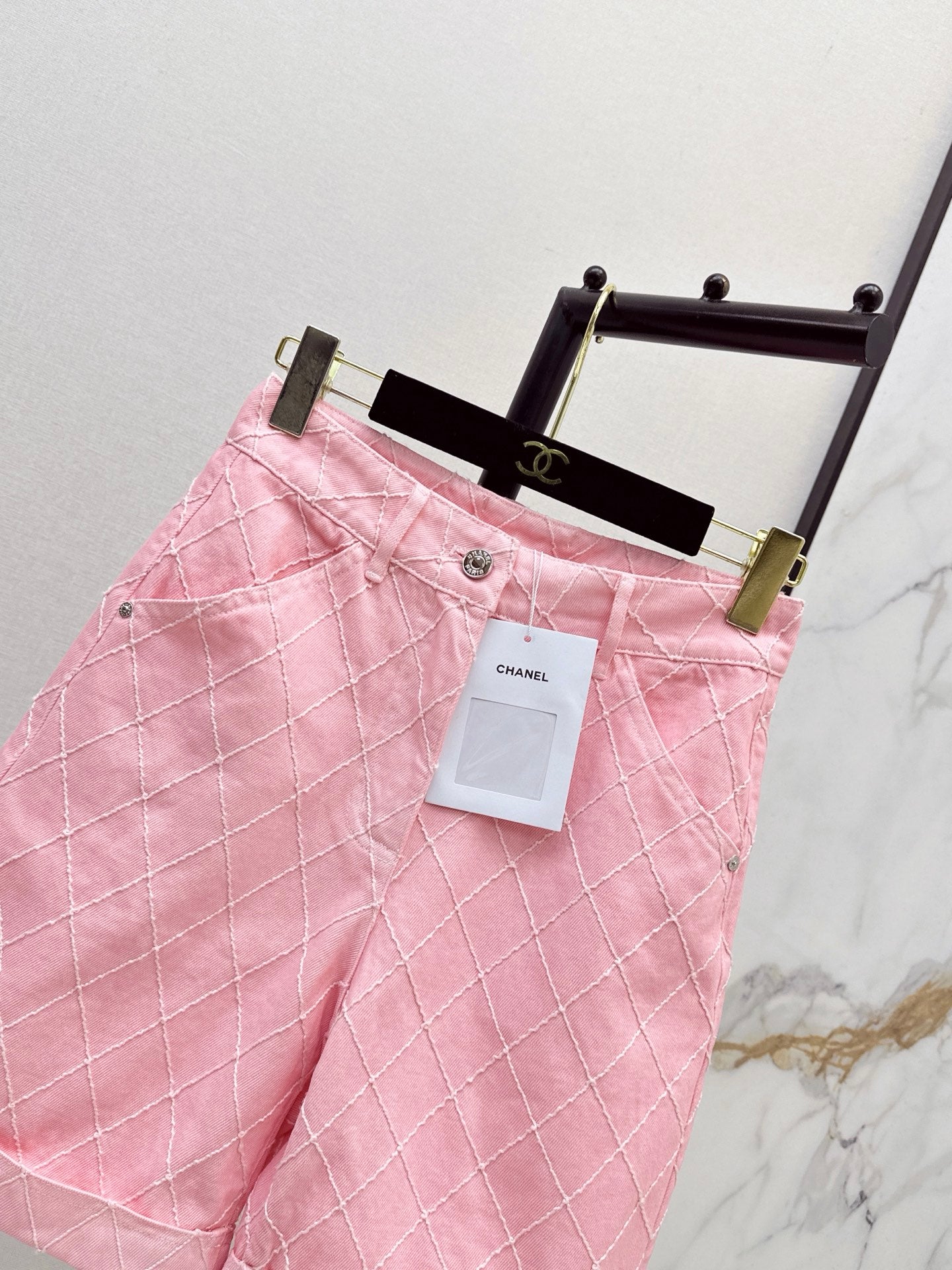 26FW New Coco Beach Collection: Denim mid-length shorts featuring intricate embroidery and diamond-pattern stitching💞