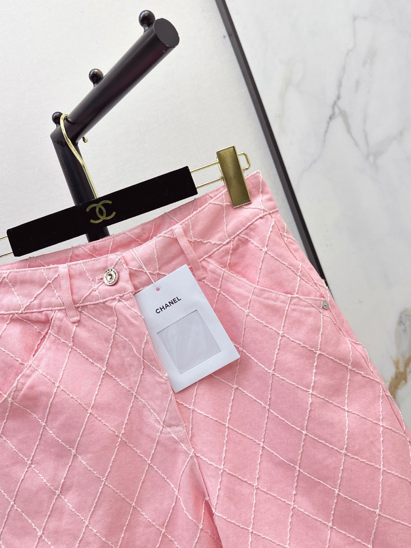 26FW New Coco Beach Collection: Denim mid-length shorts featuring intricate embroidery and diamond-pattern stitching💞