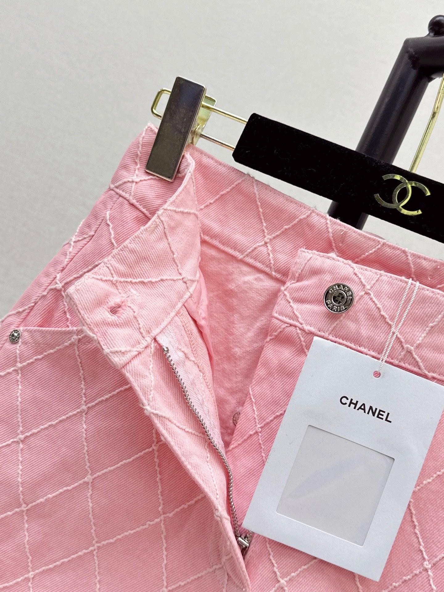 26FW New Coco Beach Collection: Denim mid-length shorts featuring intricate embroidery and diamond-pattern stitching💞