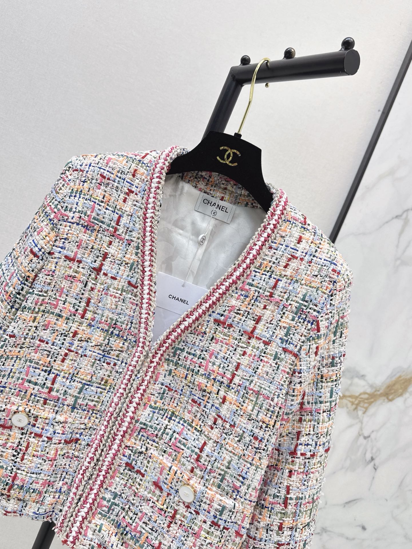26FW New V-neck knit jacket with contrasting trim 💕