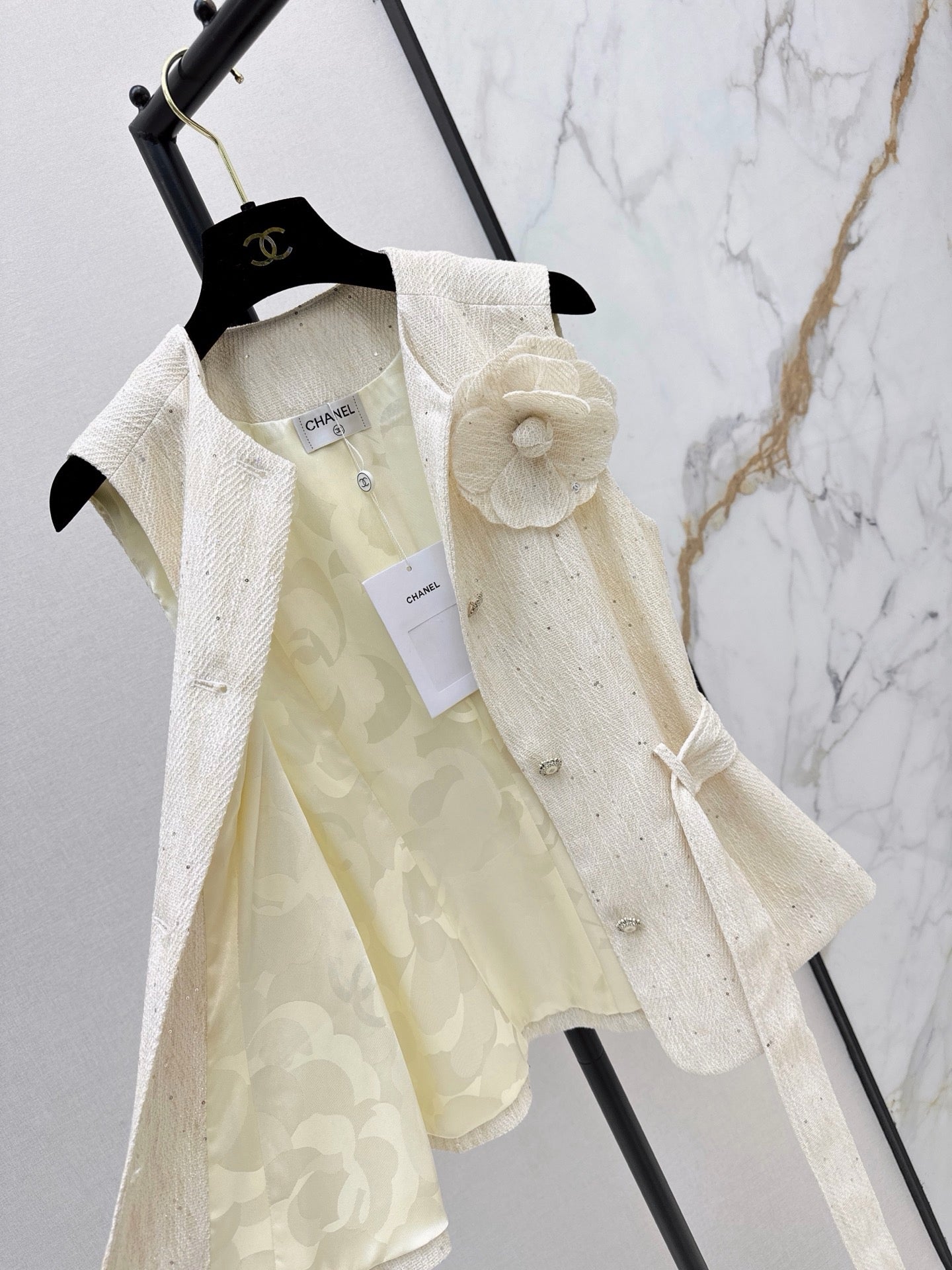 26FW New Sleeveless Knit Vest with 3D Floral Embellishment 🤍