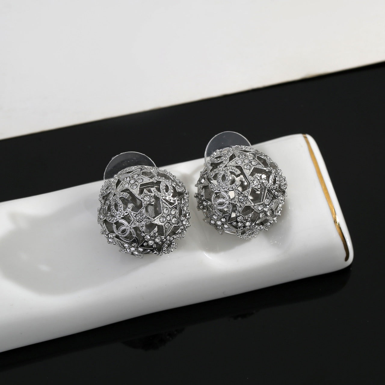 26FW New Star & Circle Cut-out Stud Earrings