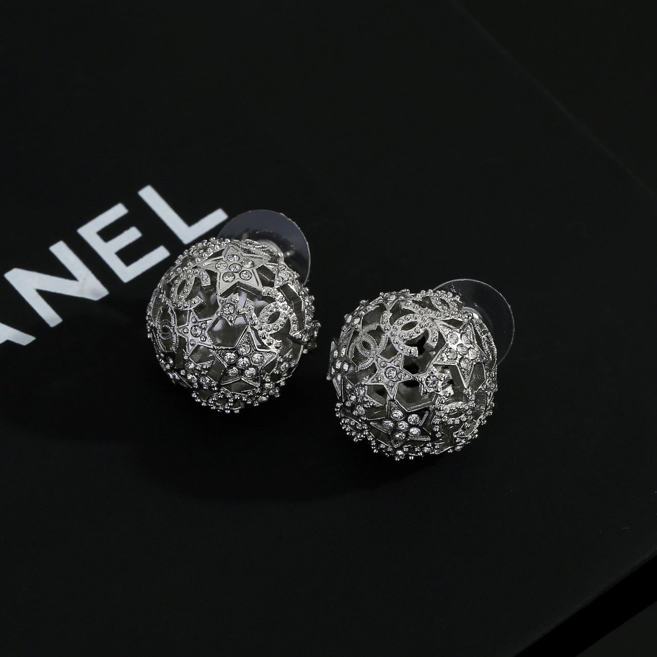 26FW New Star & Circle Cut-out Stud Earrings