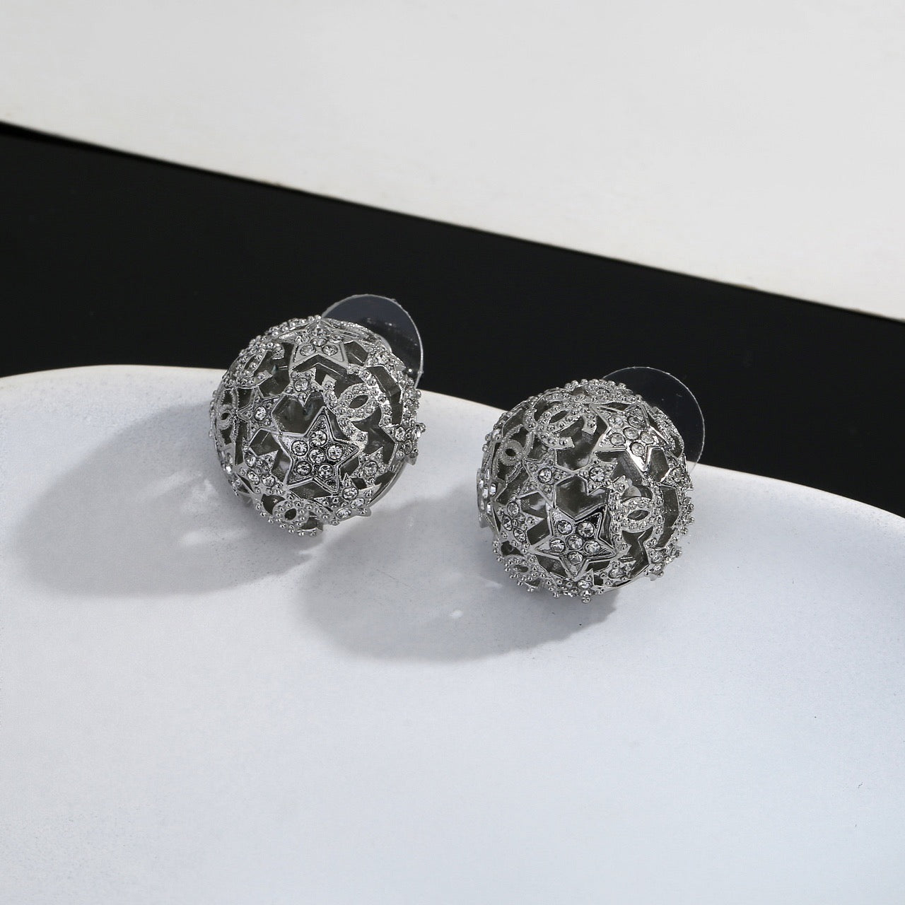 26FW New Star & Circle Cut-out Stud Earrings