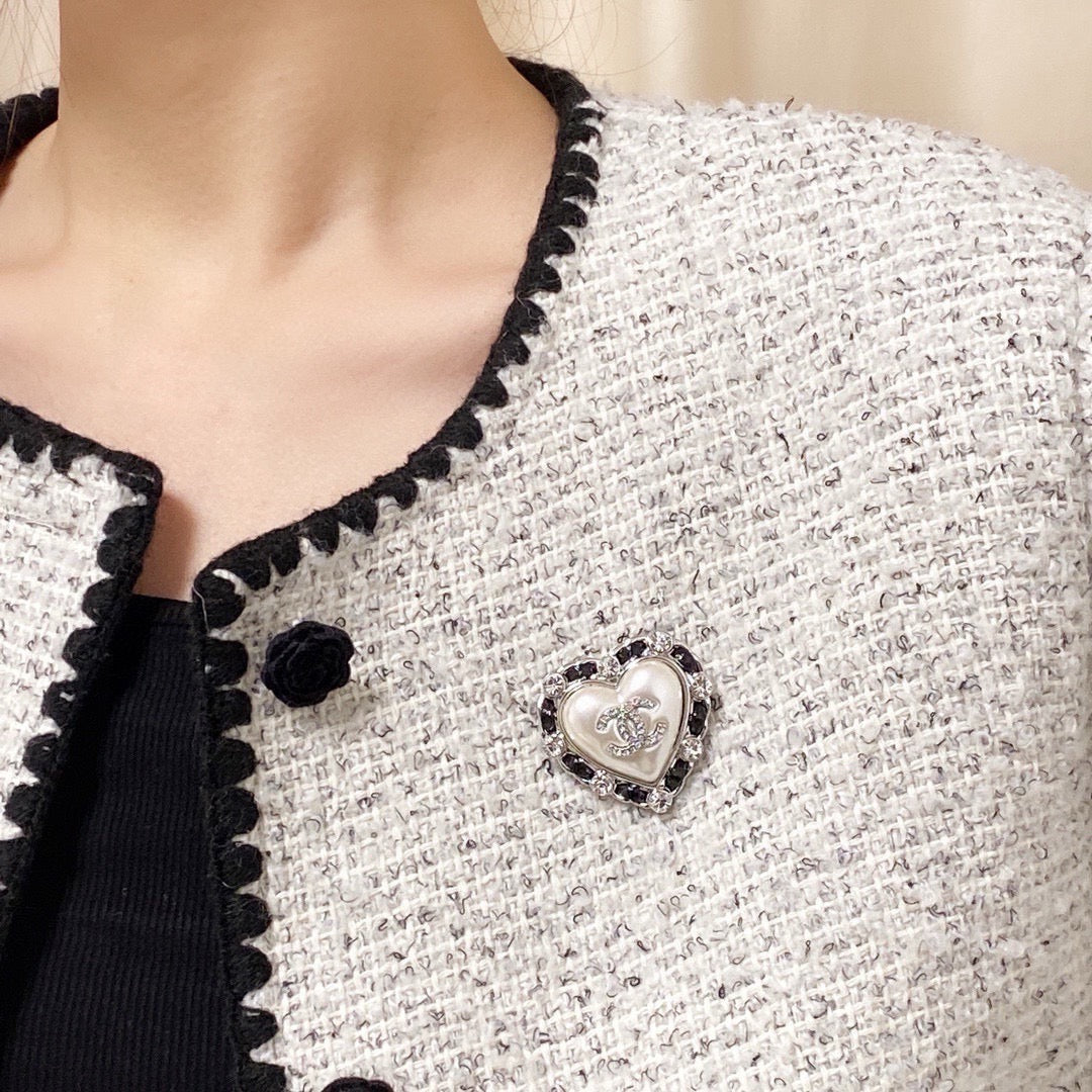 26FW New Silver & Black Leather Heart Brooch 💗